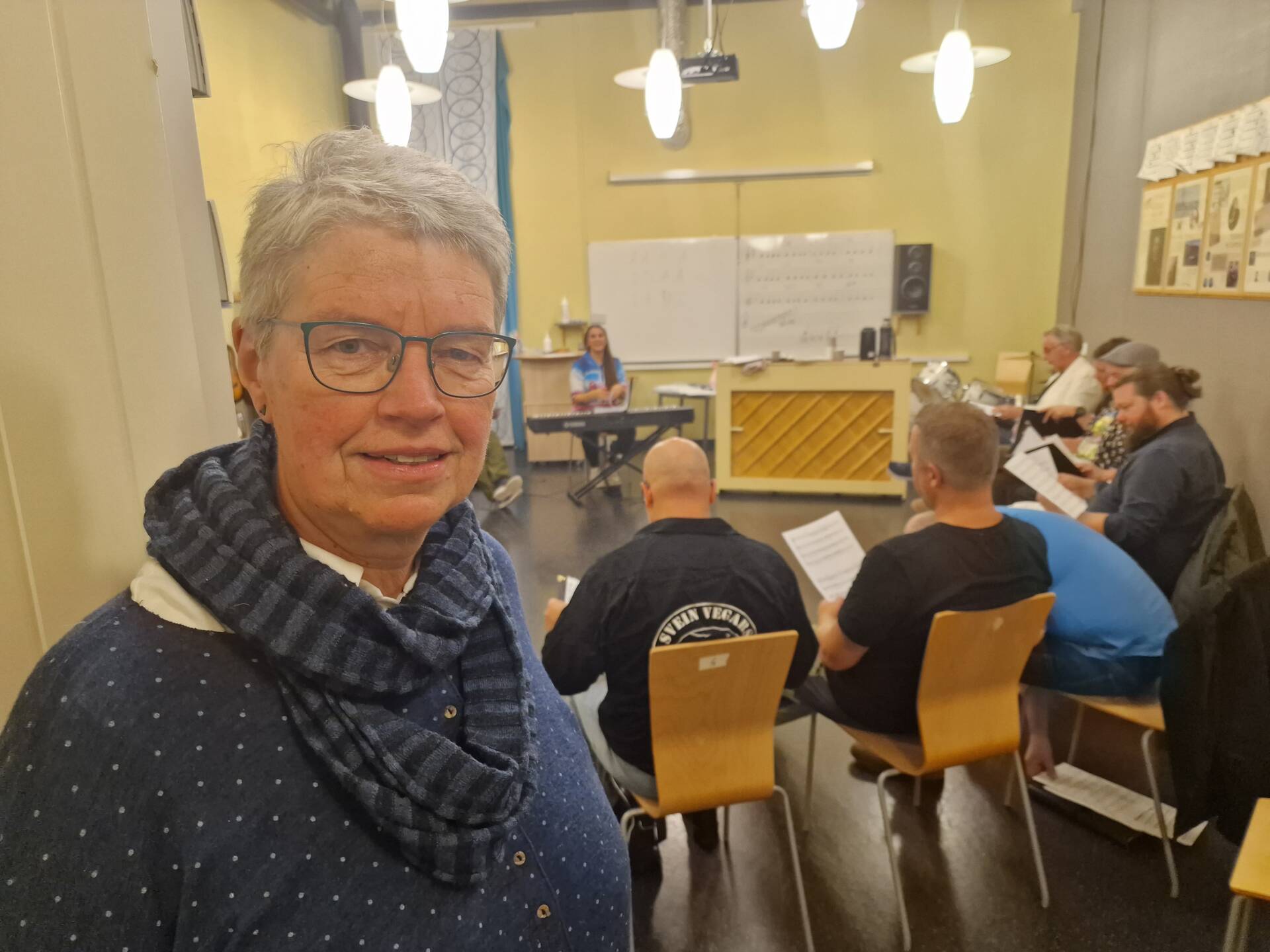 EN SUKSESS: På få år har mannskoret Los Prostatas blitt en suksess, mens andre mannskor sliter med rekrutteringen og kanskje også må avvikle. Norges Korforbund Hedmark kom til Flisa for å lære. Her ved leder Anne Dæhli Hagen.