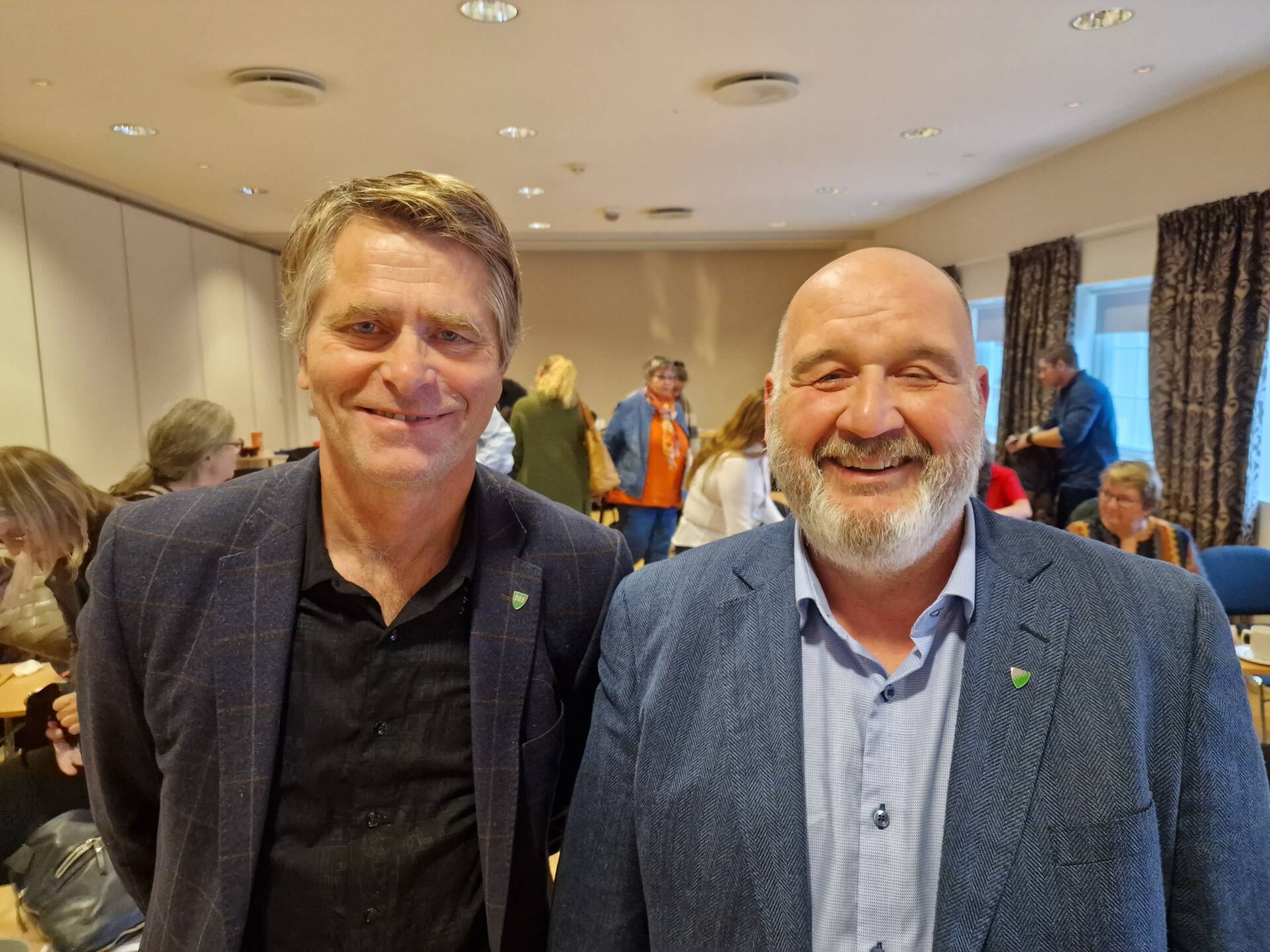 DELTE ERFARINGER: Gjerdrum-ordfører Anders Østensen (til venstre) fortalte om raskatastrofen i romjula 2020. Rune Grenberg, ordfører i Grue, syns det var veldig nyttig å høre hvordan de løste krisen på Romerike.