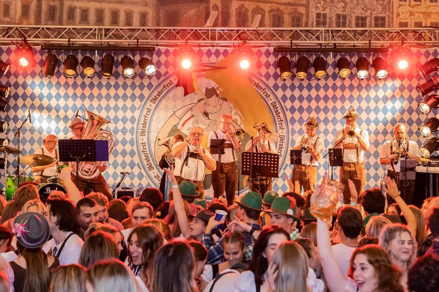 OKTOBERFEST: Ronald Schnipfelgrüber Tyrolerkappele sørger for musikken når Flisa Camping arrangerer oktoberfest i et stort oppvarmet telt fredag 7. og lørdag 8. oktober.