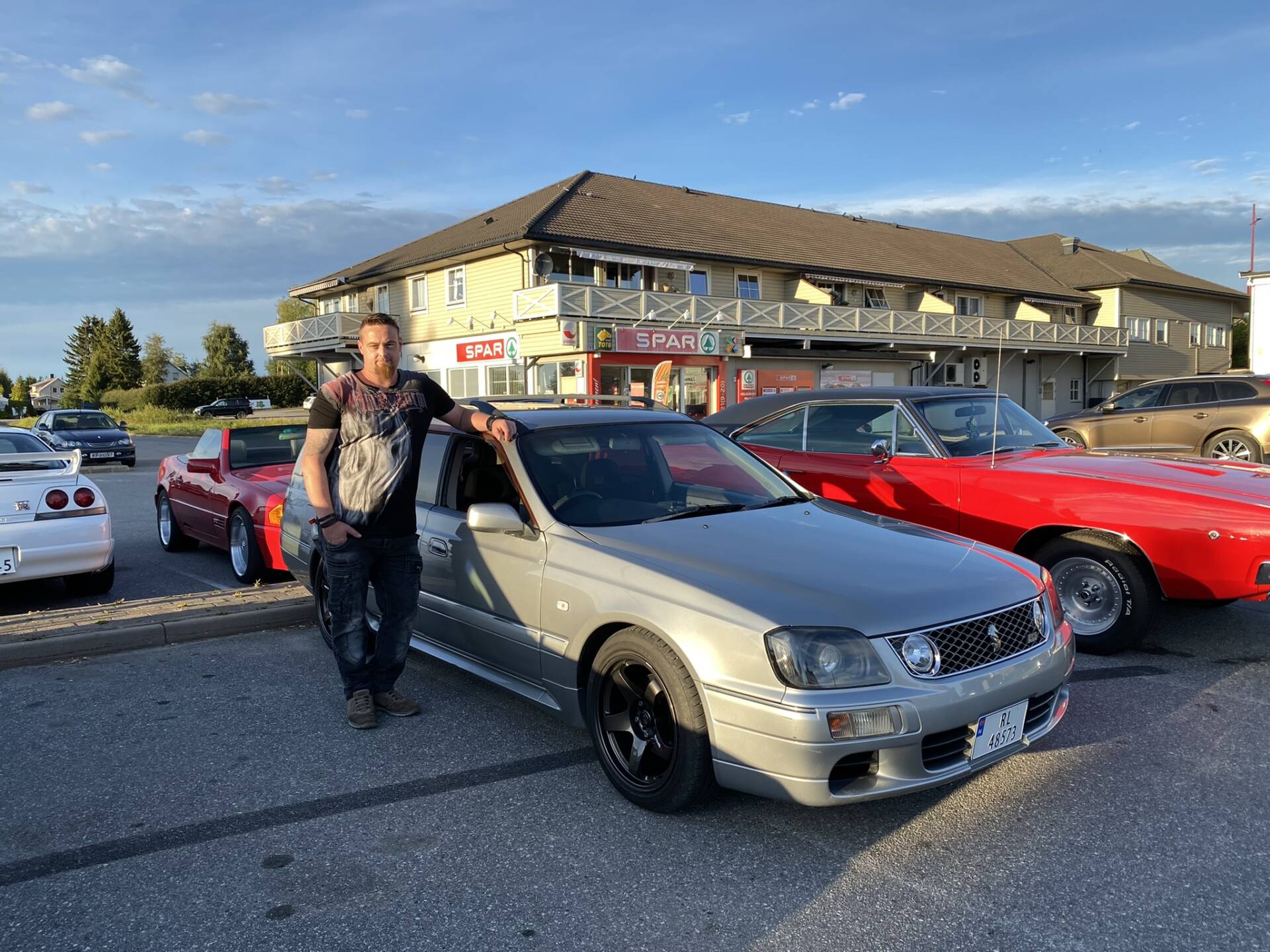 SJELDEN BIL: Arrangør Raymond Halvorsen Wørdin viser her fram sin Nissan Stagea. Dette er en av 10 biler som er skiltet i Norge. Han forteller videre at bilen er importert i 2018, og han selv kjøpte den i fjor. Foto: Herman Larsen