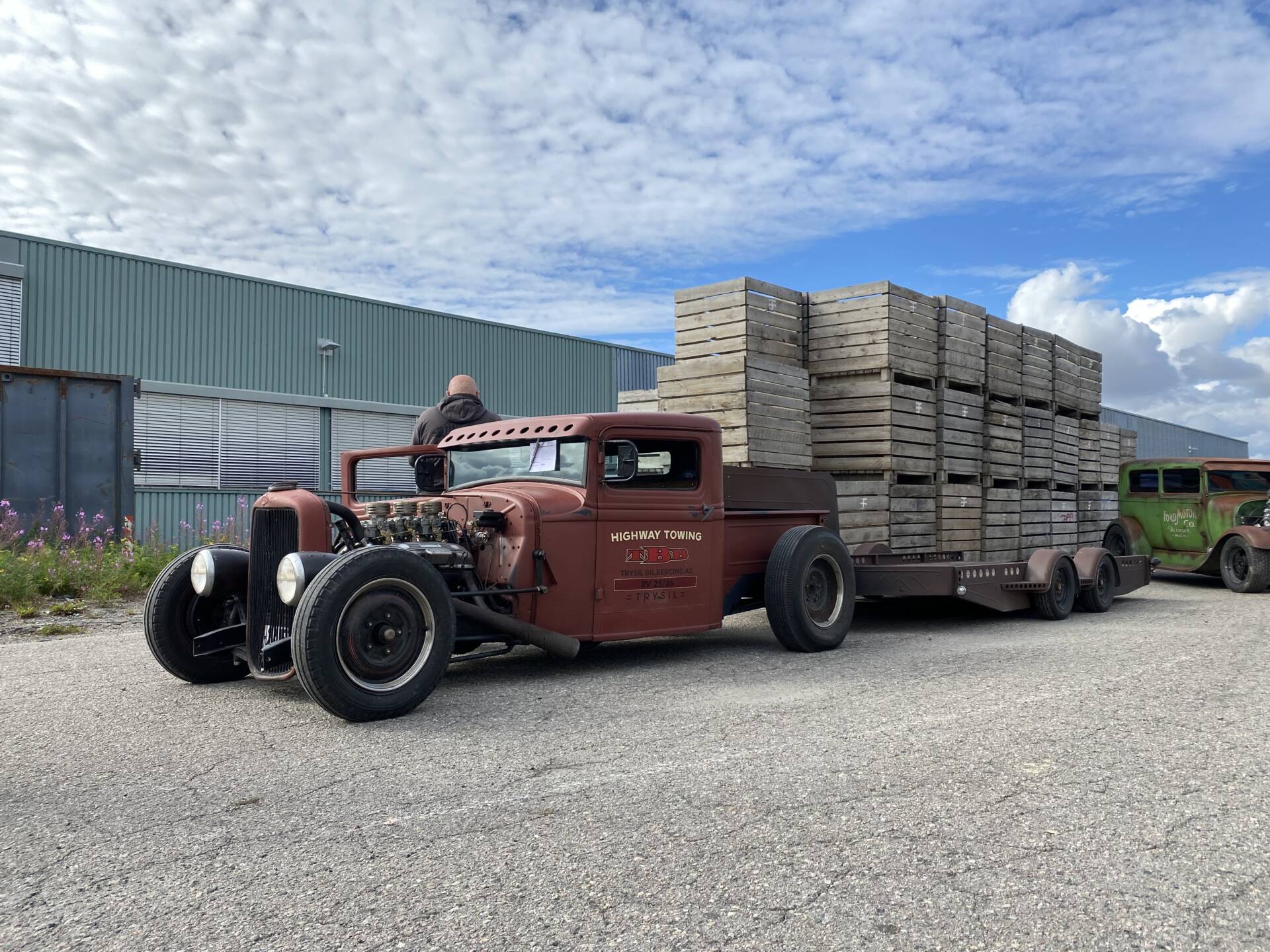 3.PLASS: Denne 1937 Ford Hot Roden vant tredjepremien. Eier Kenneth Sømåen har stått mange timer i garasjen for å få denne slik som den har blitt, og har laget en egen henger for denne bilen. Foto: Herman Larsen