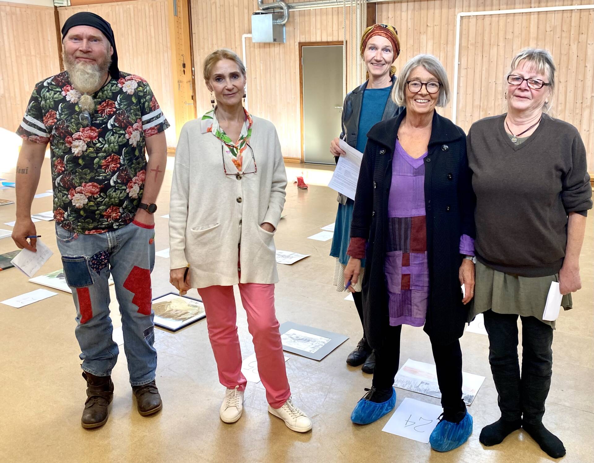 JURYEN: Det er Dag T. Hansen (fra venstre), Elena Abessinova, Christina Getz, Marit Solum Korbøl og Ellinor Henriksson som utgjrø juryen som bestemmer hvem som blir mottakere av årets stipend.