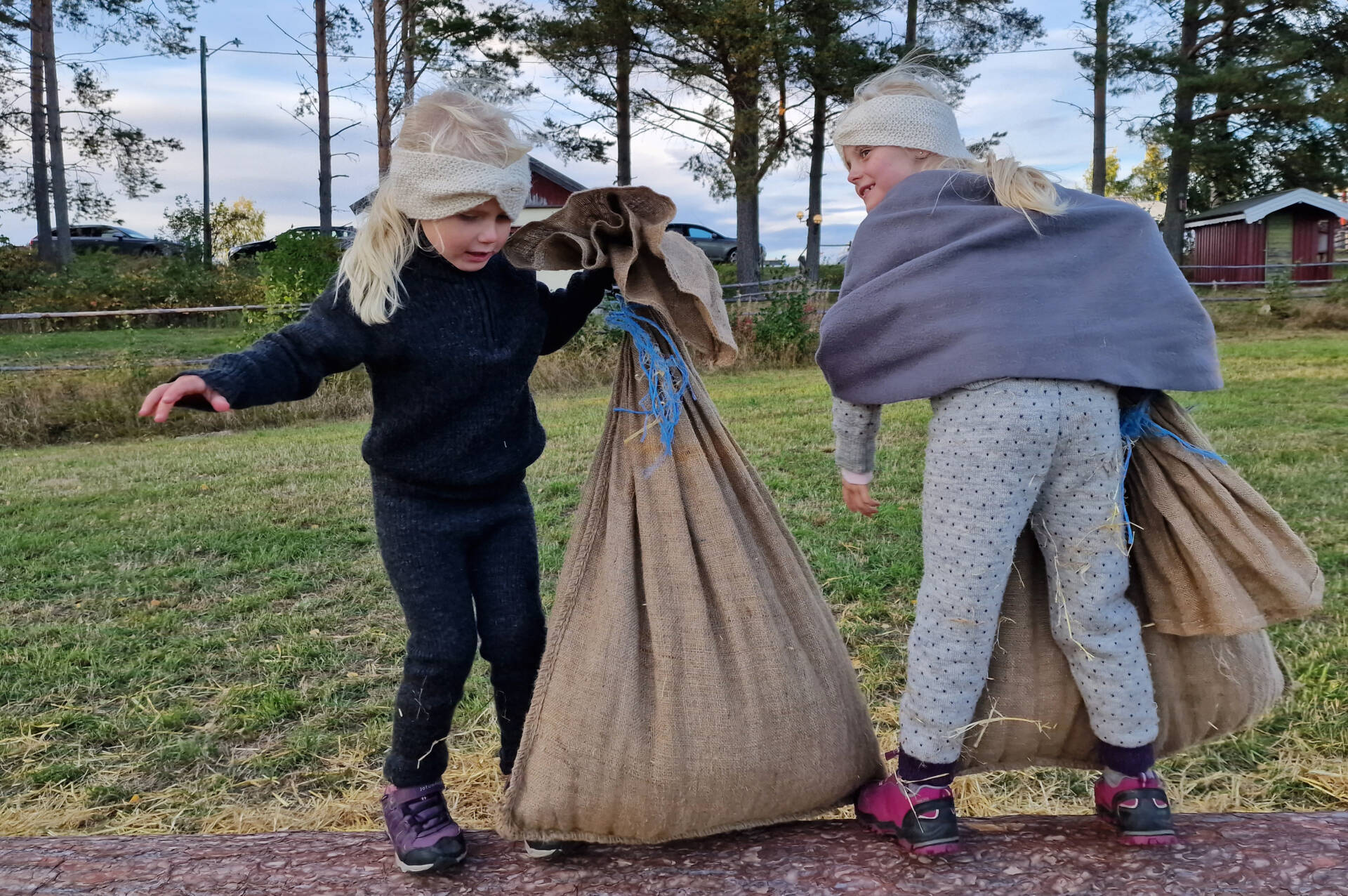 PÅ STOKKEN: Et lite stykke over bakken prøver søstrene Milea (4, til venstre) og Aline (7) Grøndal Almås og konkurrere. Nettopp slik man lekte i gamle dager.