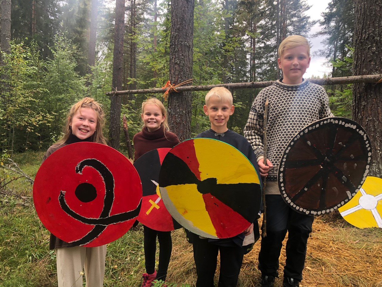 LAGDE EGNE SKJOLD: Emily Meldahl (til venstre), Sunniva Falla, Elias Greaker Midtlie og Marcus Kilen går i 5. klasse, og forteller at de har laget sine egne skjold. Foto: Adele Dragsnes