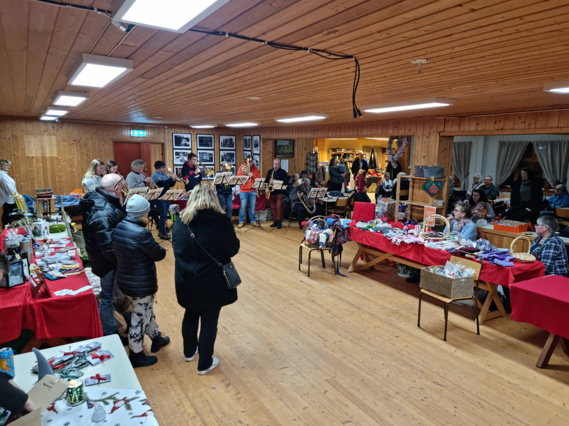 DOBBELT SÅ STORT: Nesten dobbelt så mange utstillere som i fjor er allerede påmeldt til årets julemesse i Risberget. Her fra fjorårets utgave.
