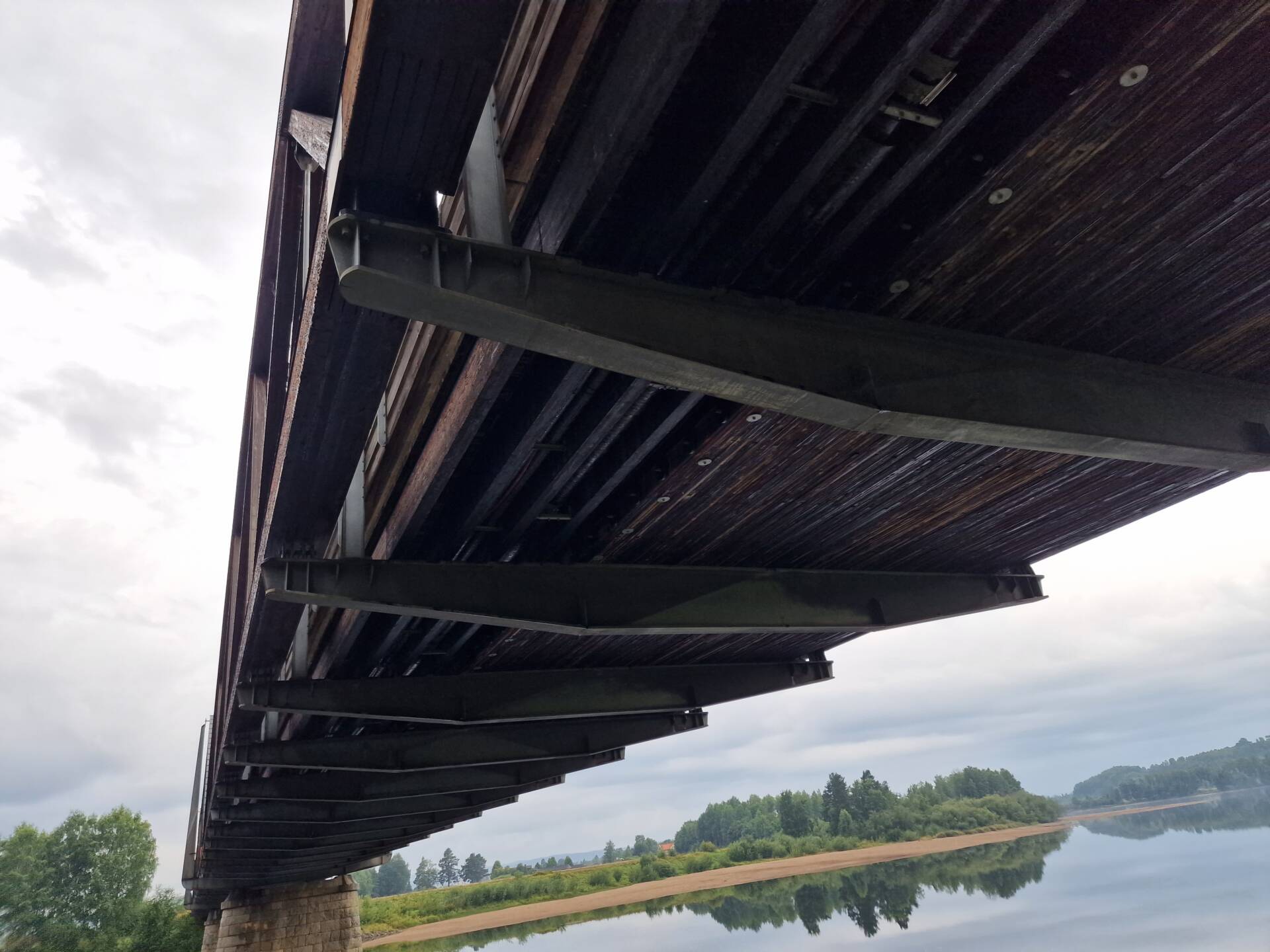MÅ FORSTERKES: Flisa bru er fortsatt stengt, og kan ikke åpnes igjen for trafikk før den er forsterket. Det er konklusjonen til Statens vegvesen.