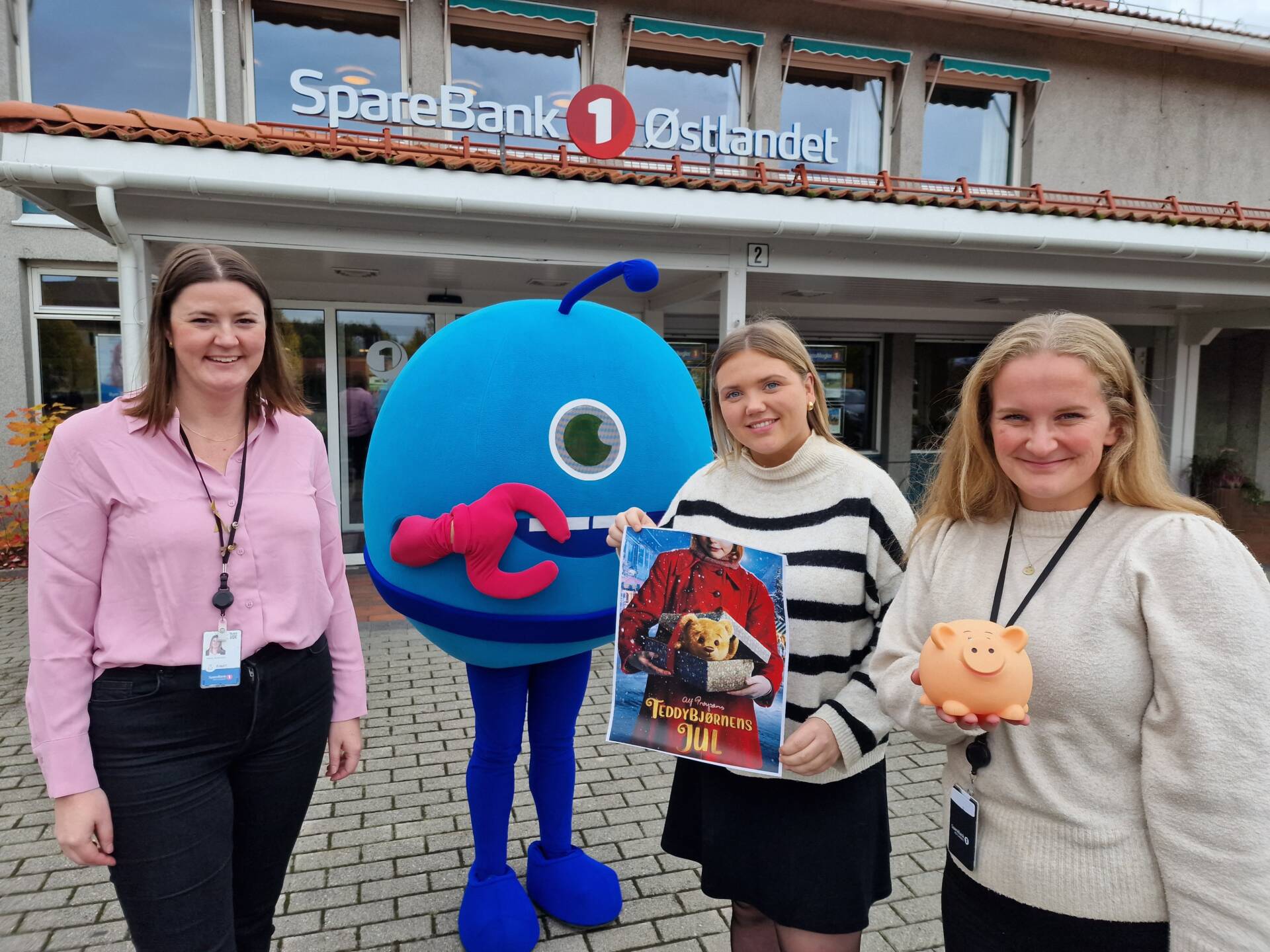 LANG SPAREBANKUKE: I år blir det sparebankuke i hele oktober hos Sparebank 1 Østlandet i Solør. Fra venstre Heidi Johansen, representant fra Sparebanden, Ine Langkaas og Andrea Stengrundet.