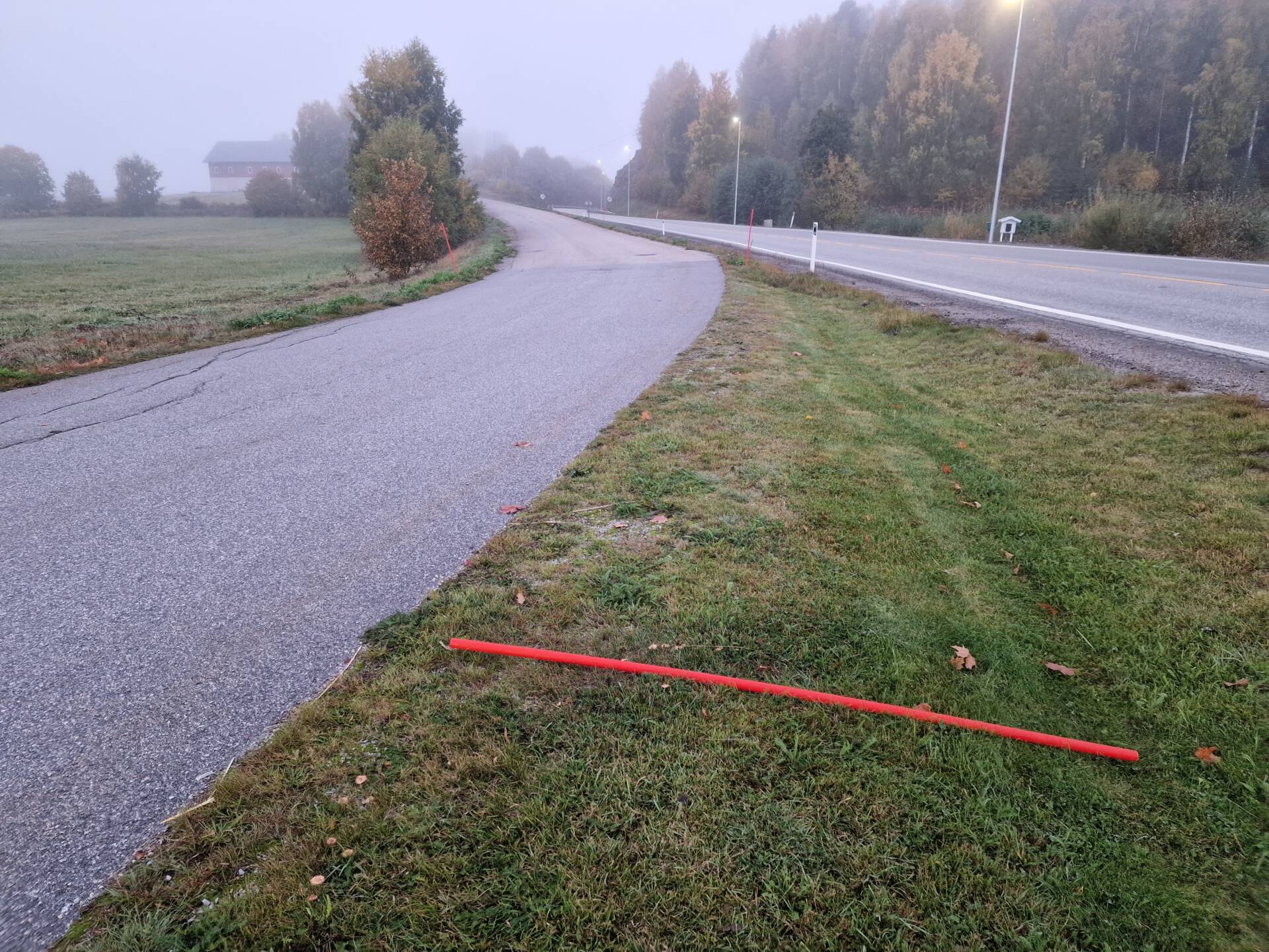 SETTES UT: Brøytestikker settes nå ut ved riks- og fylkesvegene i Solør. Noen har allerede inntatt horisontalen.
