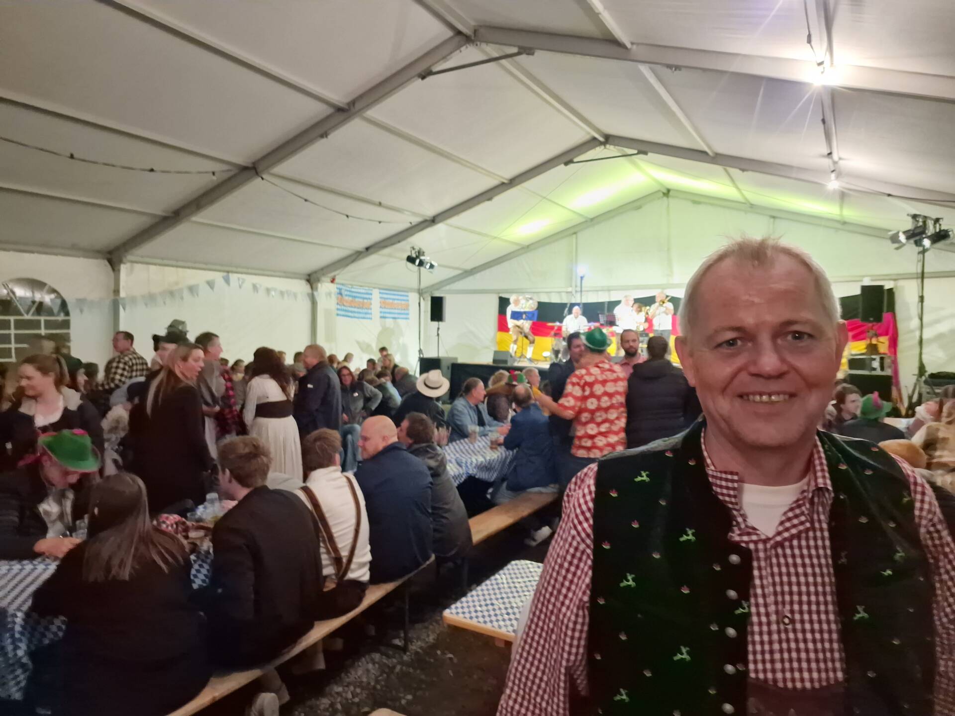LOVER MER: Rundt 600 tok turen til oktoberfesten ved Flisa Camping. Oddgeir Frette lover mer oktoberfest neste år, og har allerede pekt seg ut 22. og 23. september.