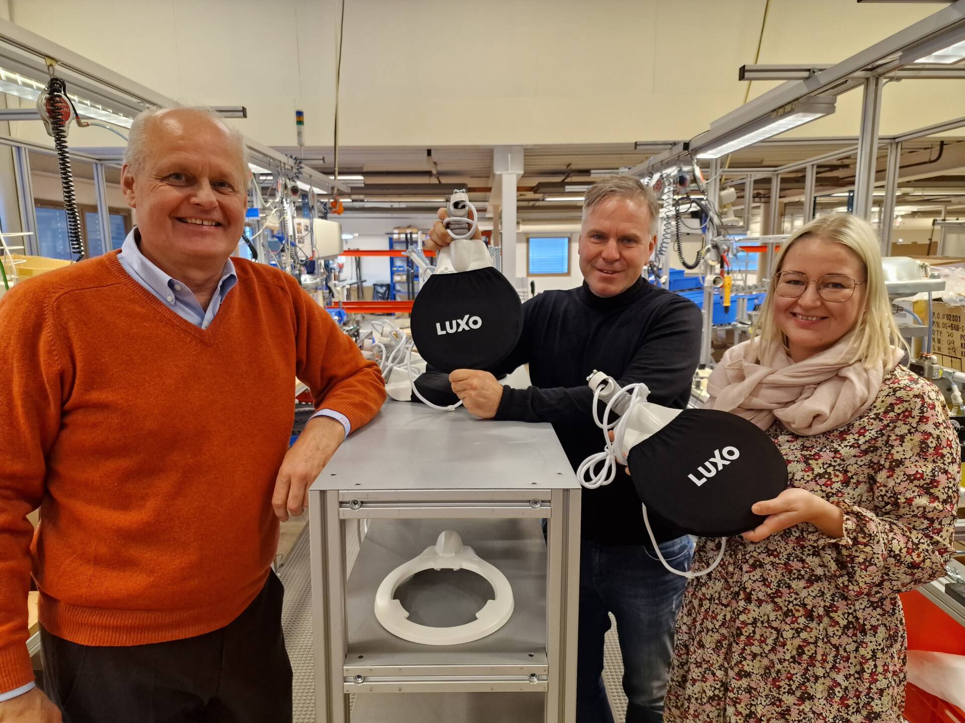 BLE VIST RUNDT: Fabrikksjef Per Fodnæss (til venstre) ved Glamox Luxo på Kirkenær viste villig rundt stortingsrepresentant Alfred Bjørlo (V) og Marita Kalfoss Sollien (V) fra Åsnes.