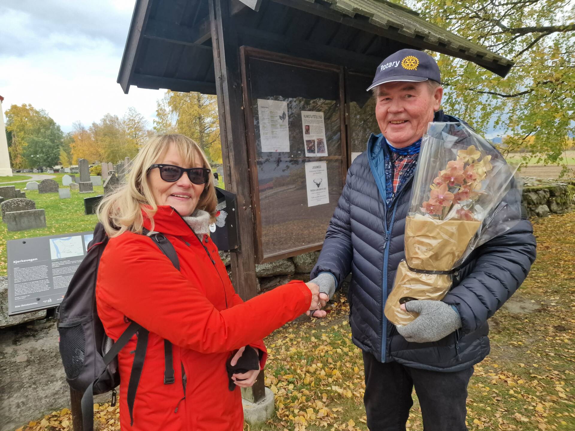 BLE TAKKET: Ole Reidar Mellem ble takket med blomster fra Anne Berit Gullikstad i Grue22 da Kjerkevegen ble offisielt åpnet.