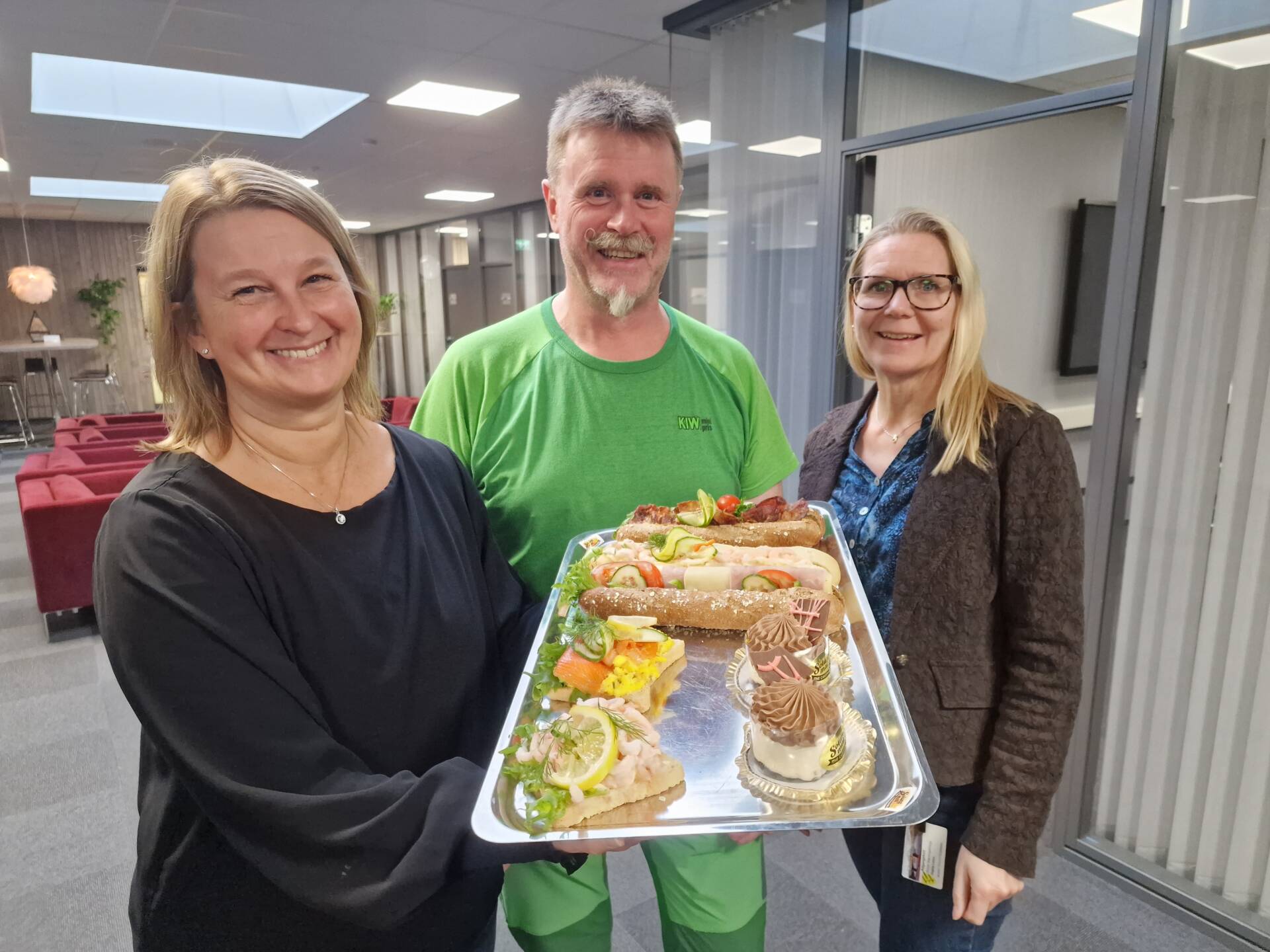 FROKOSTMØTE: Toril Moen (til venstre), Morten Botilsrud og Anette Strand Sletmoen håper å se mange på frokostmøtet 26. oktober. Atico byr dessuten på frokost til alle som kommer.