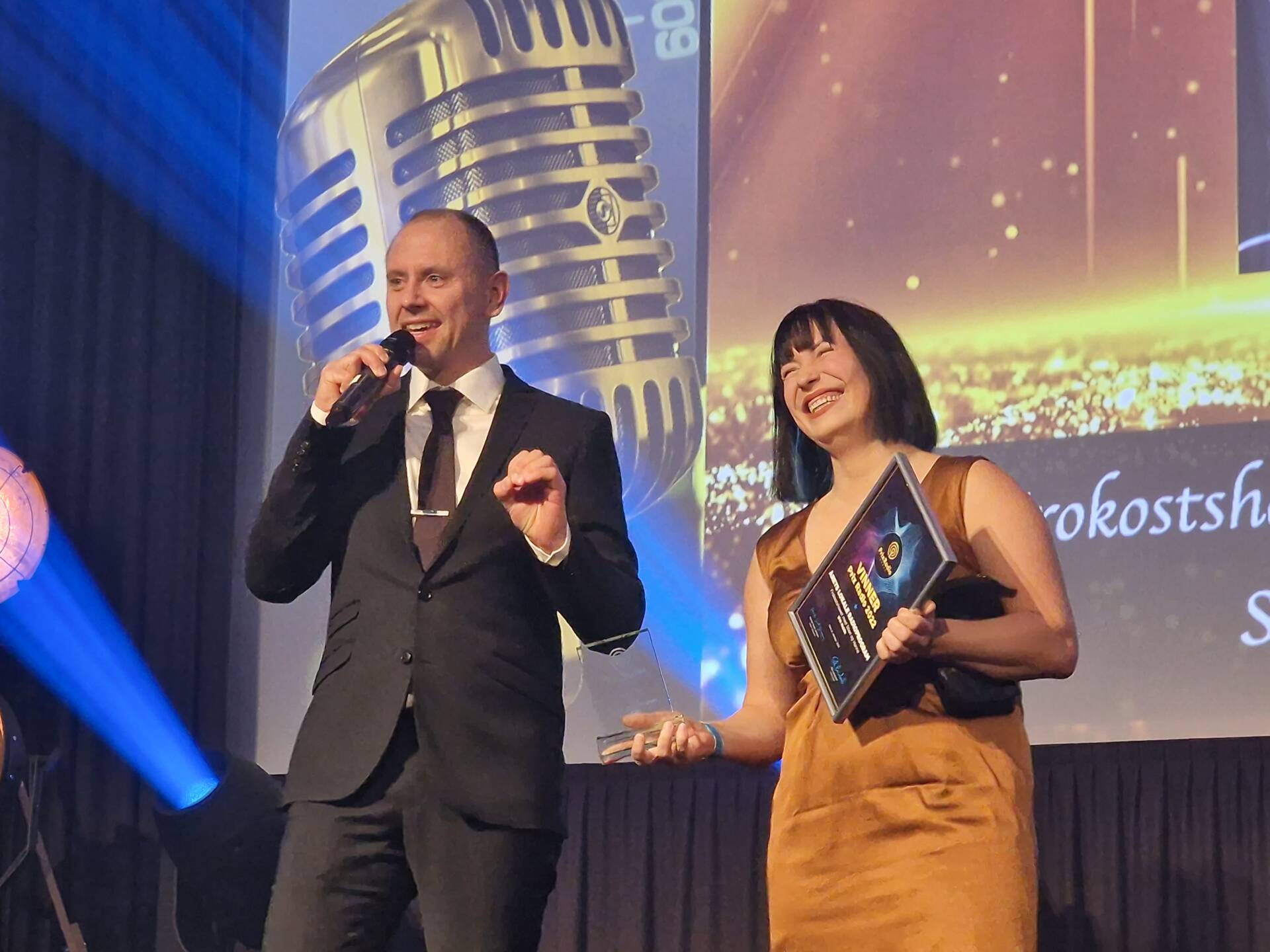 HOLDT TALE: Stian Viken fra Molde og Hanne Fleischer fra Flisa entret scenen da 1FM Molde vant prisen for årets lokale radioprogram under Radiodager nylig.