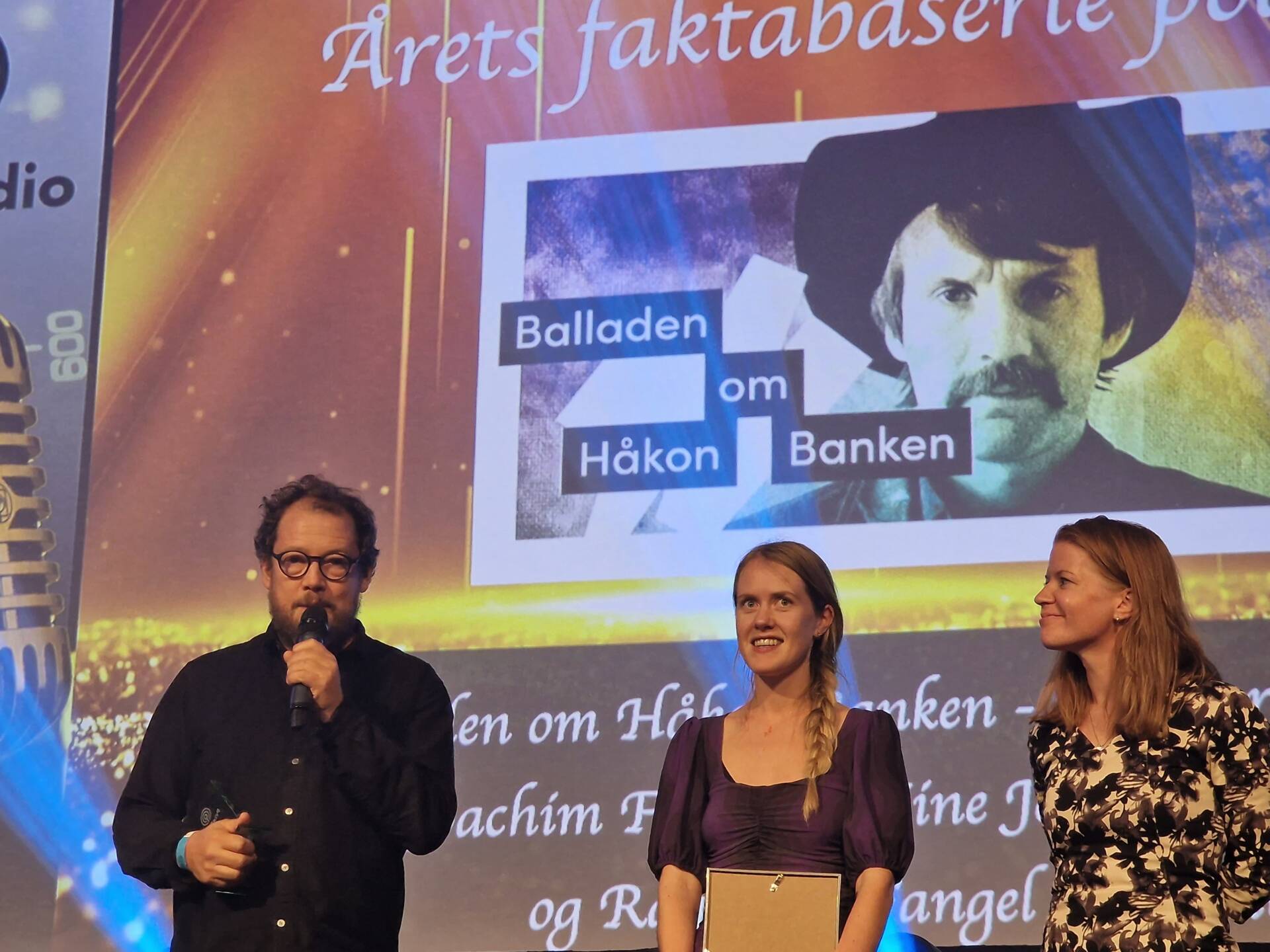 VANT PRIS: Balladen om Håkon Banken er hedret med nok en pris. Nå årets faktabaserte podkast. Joachim Førsund, Ragnhild Fangel Jamtveit og Kine Jeanette Solberg står bak Monster-produksjonen.