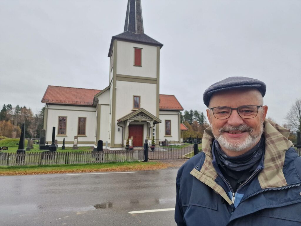SKRUR NED TEMPERATUREN: Som følge av høye strømpriser blir det kaldere i Åsnes-kirkene i vinter. Kirkeverge Tord Langmoen ber folk kle seg godt.