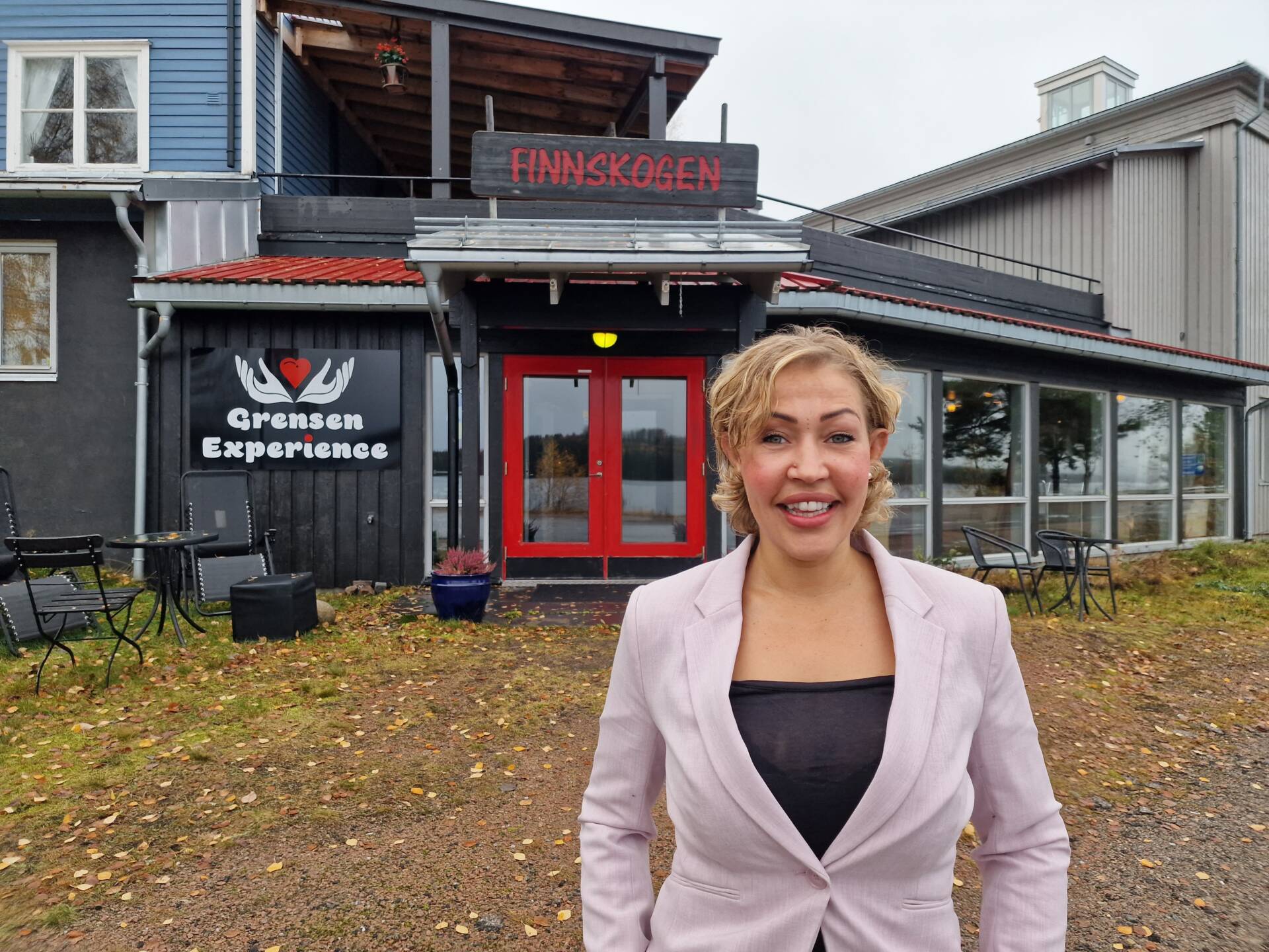 ÅPNER DØRENE PÅ KVELDSTID: Mange ble kjent med kafédriften til Grensen Experience i sommer. Til helga åpner Nicolinn Dixon dørene for festkveld med trubadurduo og historieforteller.