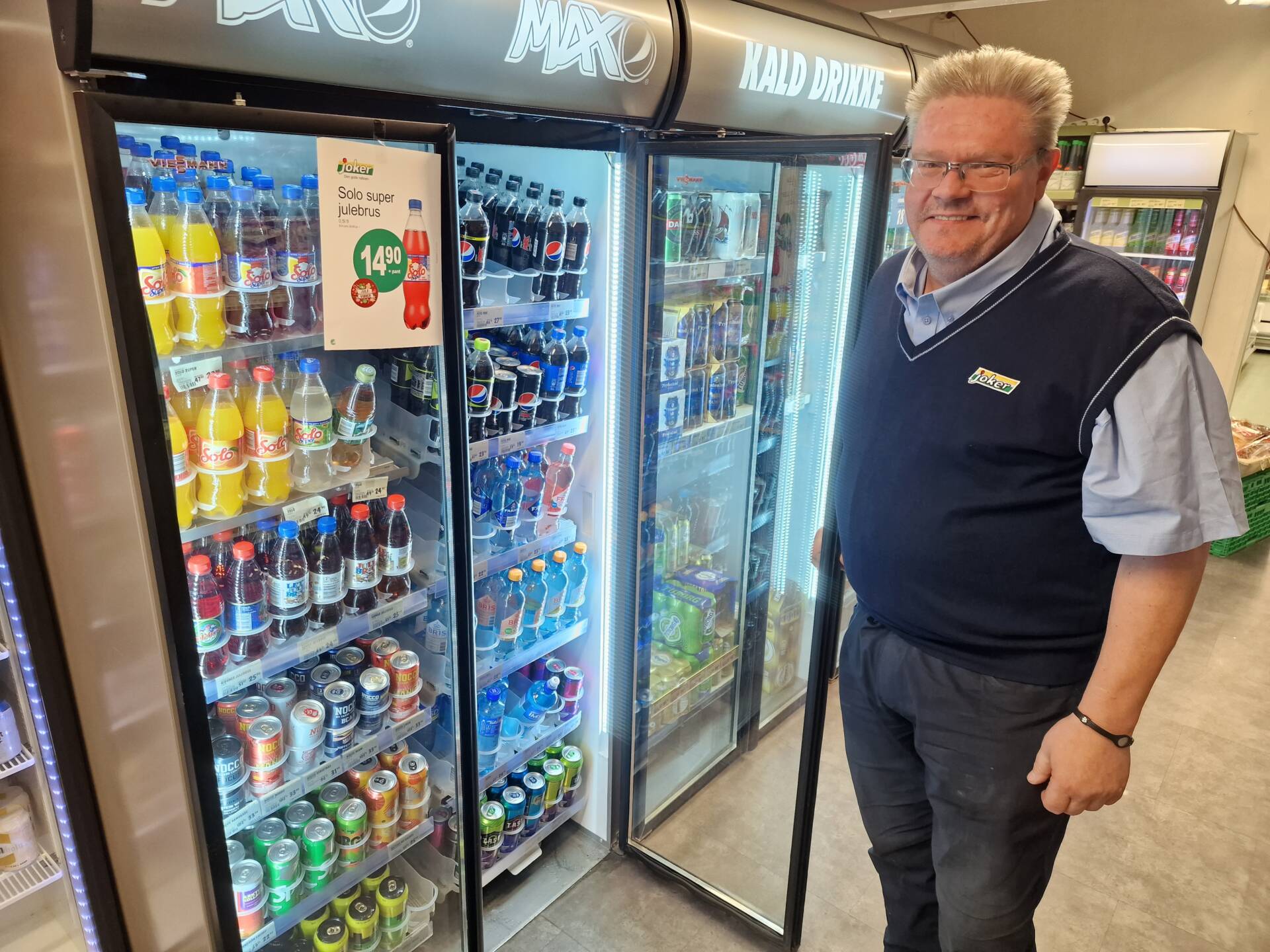SLÅR IKKE AV: Butikksjef ved Joker Grue Finnskog, Ole Jakob Nygård, vil ikke slå av brusskapene for å spare strøm. Men butikken har likevel gjort mange tiltak for å spare strøm.