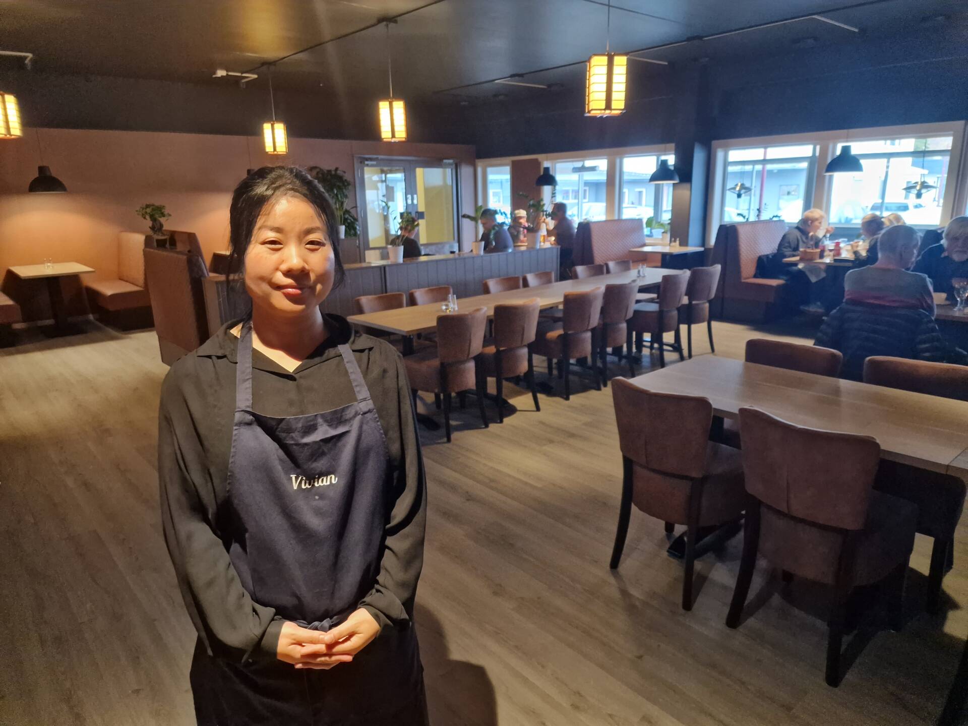 HAR RUSTET OPP: Kinarestauranten har rustet opp det meste i anledning tiårsjubileet, blant annet med nye møbler. Chen Haifen liker seg godt i Våler.