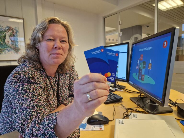 VÆR OPPMERKSOM: Banksjef Solør hos Sparebank 1 Østlandet, Annica Sørlundsengen, ber folk som handler på nett om å være oppmerksomme. Et godt triks kan være å bruke et kredittkort, i stedet for det vanlige Visa-kortet på nett.
