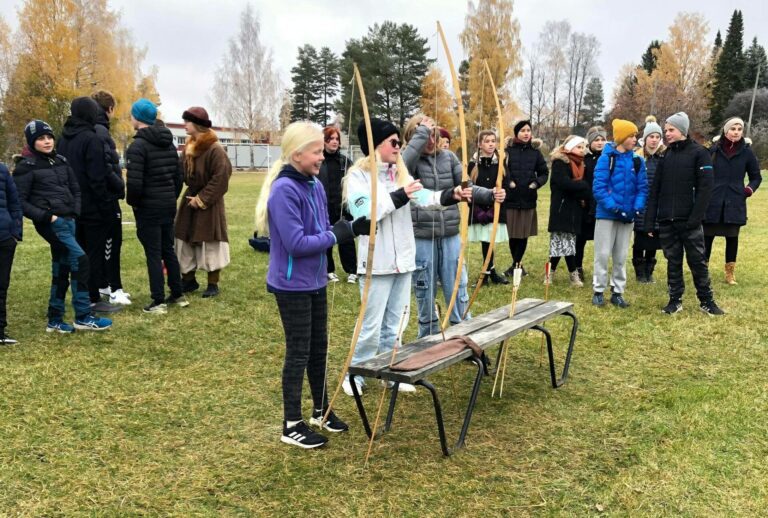 FIKK PRØVE SEG: Skoleelevene i Våler fikk en annerledes skoledag i anledning 1000-årsjubileet, og fikk blant annet prøve seg på pil og bue.
