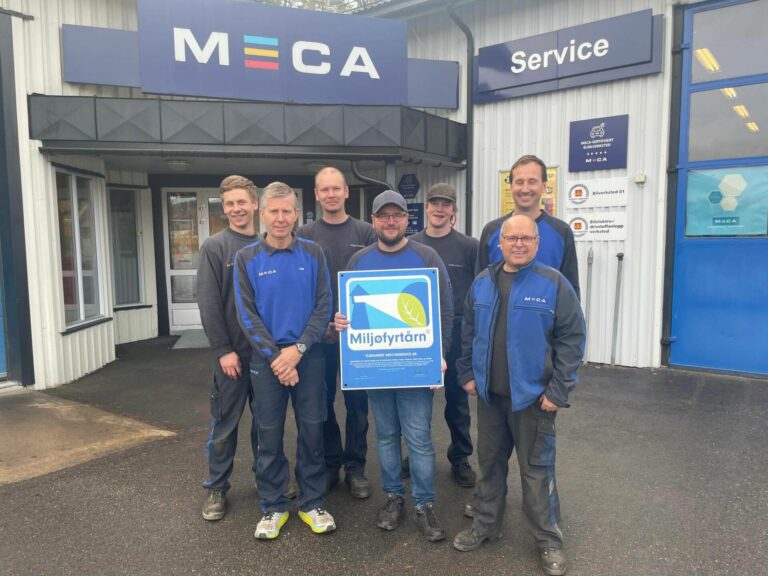 BLE ET MILJØFYRTÅRN: Flissundet Motorservice har fått det synlige beviset på sertifiseringen. Fra venstre Thomas Haldammen, Roger Bjørneseth, Stian Bekken, Johnny Ragnar Torp, Marius Sørlie, Finn Arne Tellesolmen og Thomas Bjørneseth.