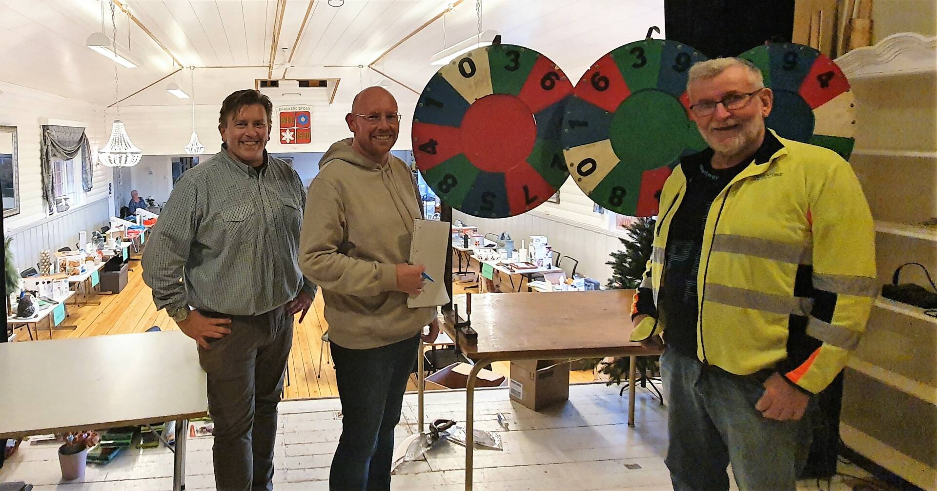 KLARE IGJEN: Tor Jostein Sørlie (fra venstre), Kent Roger Husom og Tore Øiseth i Braskereidfoss idrettslag er klare for høstens basarhelg. Arkivfoto.