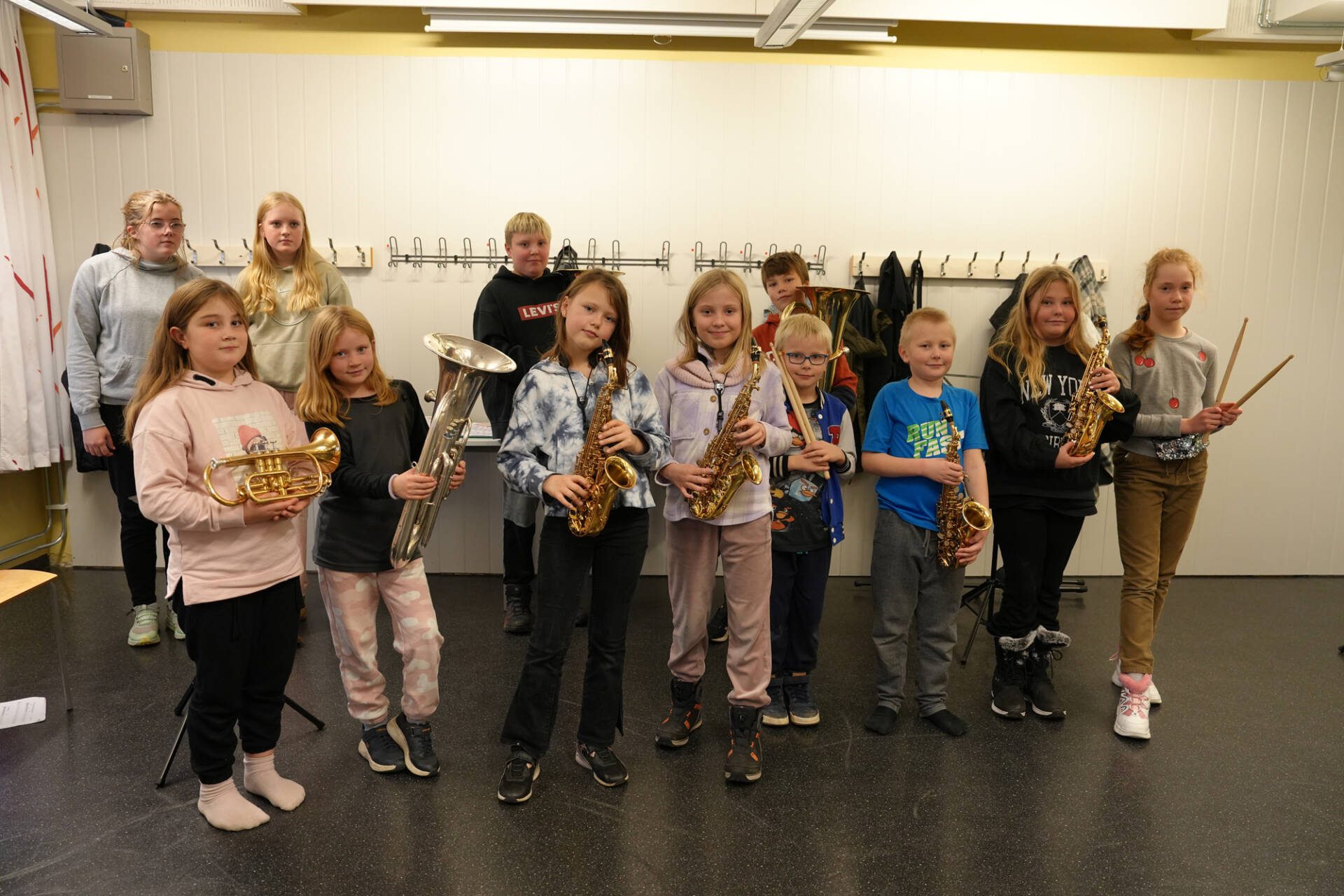 BLE MED I KORPSET: Hele 16 nye aspiranter ble med i Åsnes barne- og ungdomskorps i år. Fra venstre Christine Marie Vålbekk, Selia Jørgensrud Lindstad, Lill-Andrea Sparby Skjøthaug, Ingeborg F. Mehl, Even Ensrud, Vår Jægersborg, Maren Ensrud og Markus T. Nordhagen, Gard Jægersborg, Oscar T. Nordhagen, Jenny Olea T. Øien, Julie Victoria Burud. De som ikke er med på bildet er Matea Gram Aannerud, Henrik Gram Aannerud, Ingelin Thorndycroft og Bjønn Alex Anseth. Foto: Svein Cato Framås.