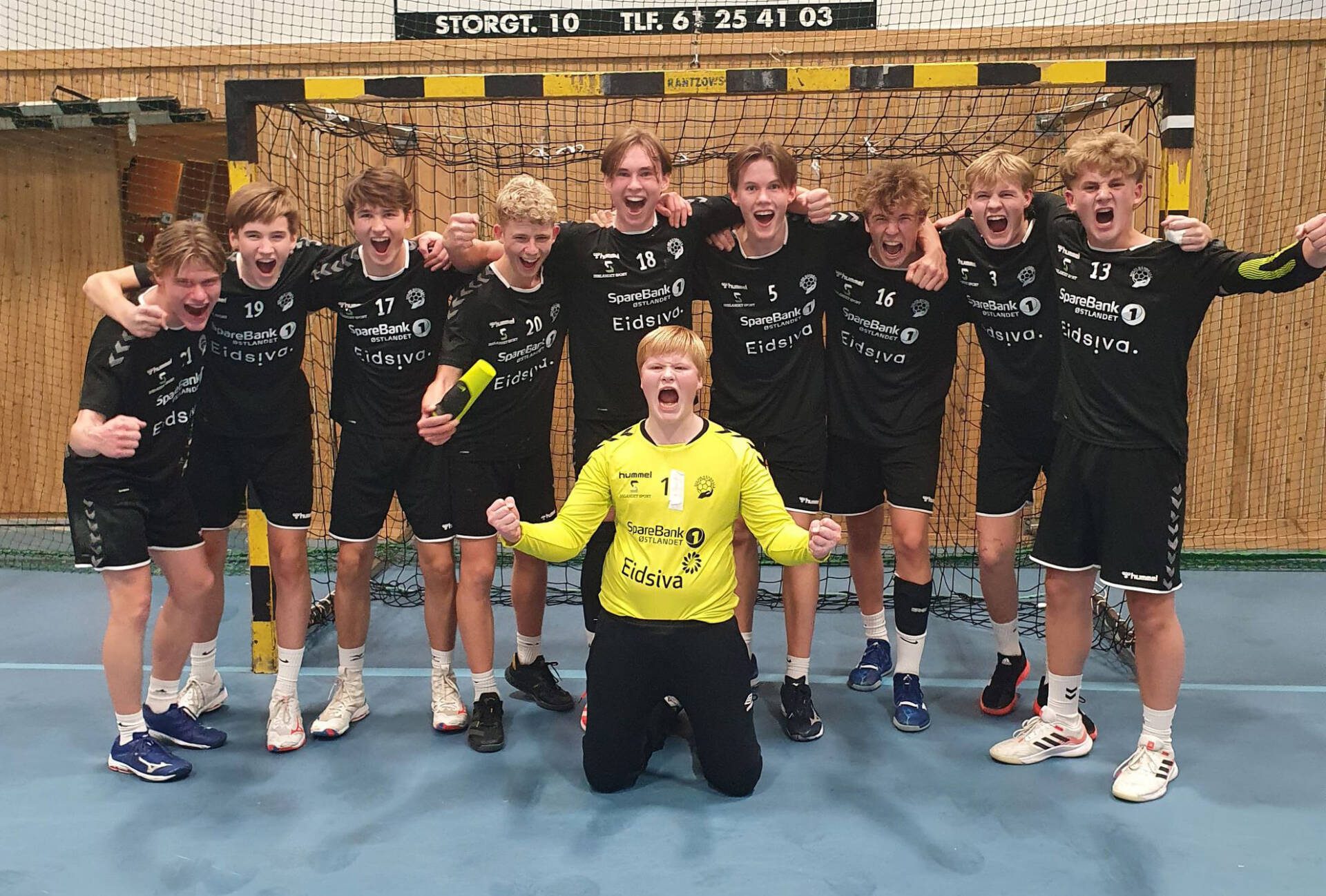 KLARE FOR BRINGSERIEN: Flisa Håndball gutter 16 skal møte lag fra resten av landet, når de nå har kvalifisert seg til Bringserien. Her i jubelbrus etter tre av tre seire på Lillehammer nylig. Fra venstre Kjetil Wroldsen, Marius Braskerud Guldhaug, Julian Rensmoen Grenberg, Lars Marius Holtet, Torjus Aasen Skogheim, Ingvald Moe Gimse, Nicklas Stakeng, Torjus Sandermoen Øvre og Audun Myrvold. Foran Kasper Bakke.