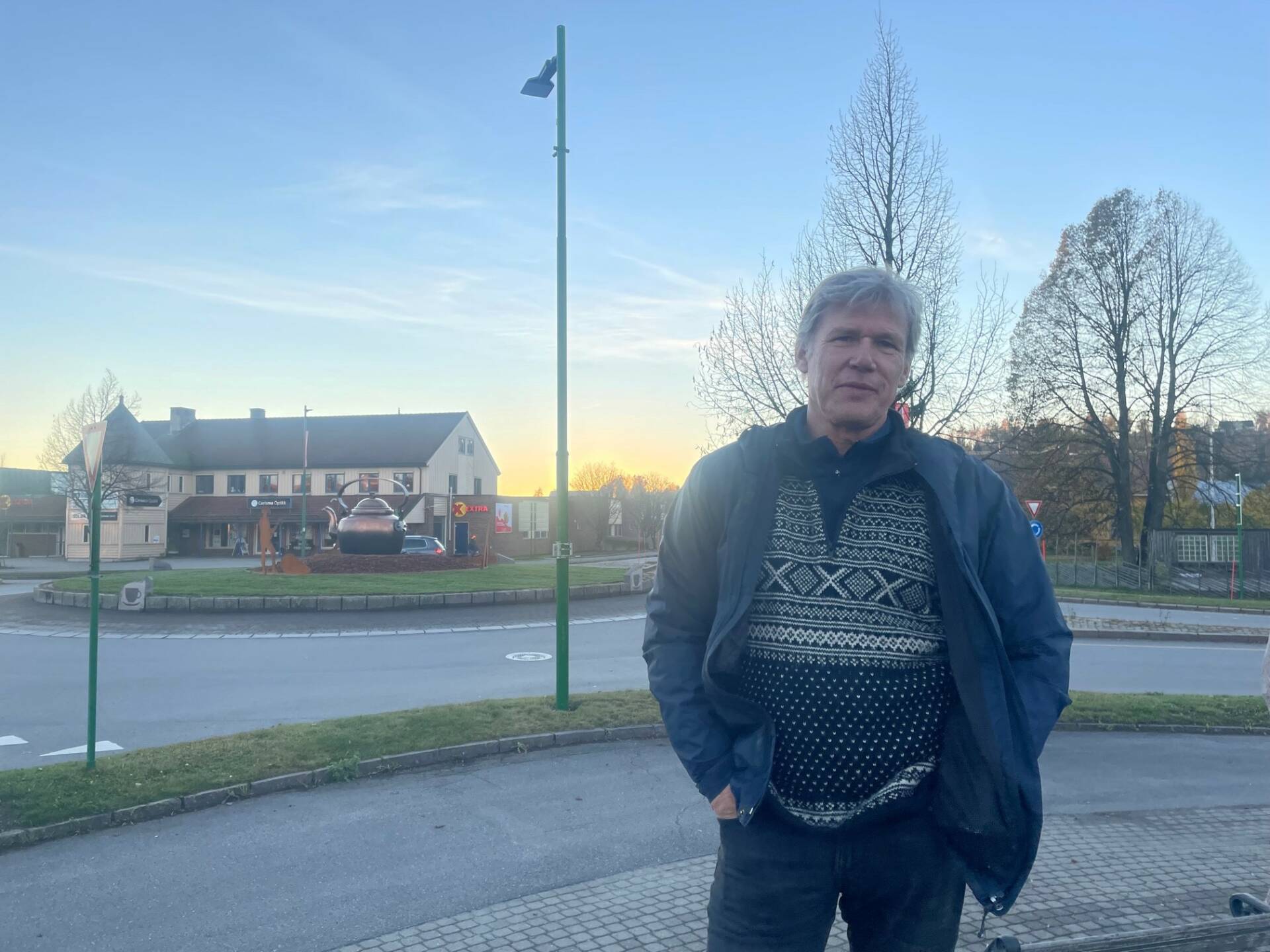 VELDIG FORNØYD: Kunster Hans Martin Øier er fornøyd med sitt eget kunstverk i rundkjøringa. Foto: Adele Dragsnes