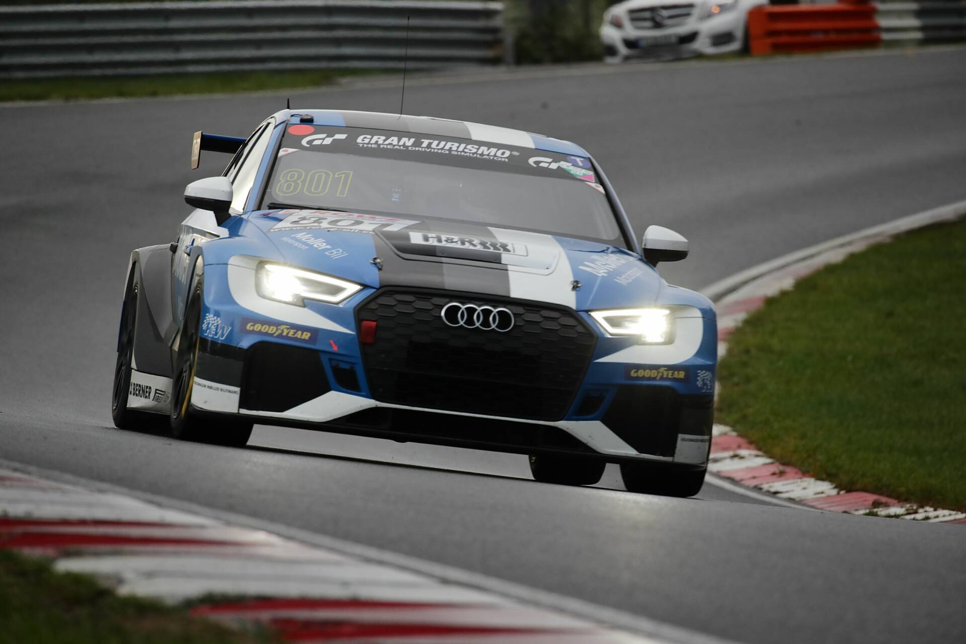 TIL TOPPS: Også denne helgen leverte Møller Bil Motorsport varene på Nürburgring. Foto: Pål Henning Berg.