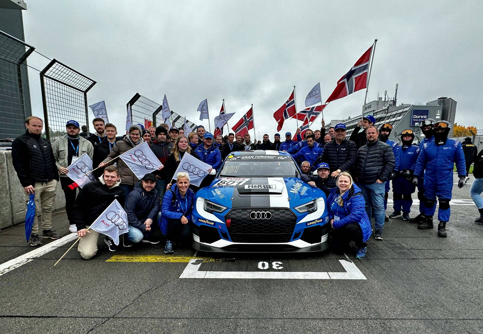 SEIER: Møller Bil Motorsport deltar i TCR-klassen med sin Audi RS 3 LMS på Nürburgring. Med seg til Tyskland denne gangen hadde de 40 gjester. Foto: Hanne Tyskeberget.