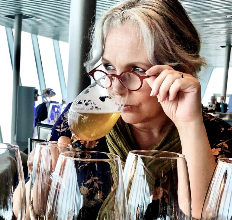 GJESTER FLISA: Sølvi Strifeldt er kjent som ølhunnen, og fredag kommer hun til Flisa for å lære kvinner og like øl. Foto: Privat.