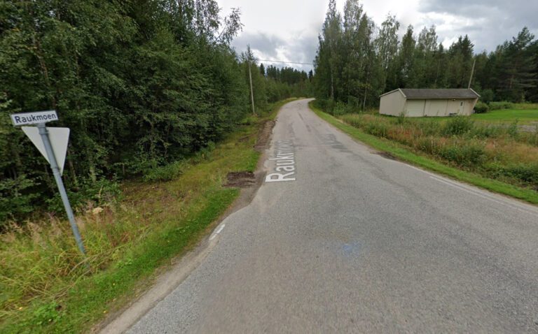 RUSTES OPP: Vegstrekningen Raukmoen fra Velta skal rustes opp i år. Det fortalte kommunedirektør Otto Langmoen i kommunestyremøtet mandag. Foto: Google Maps.