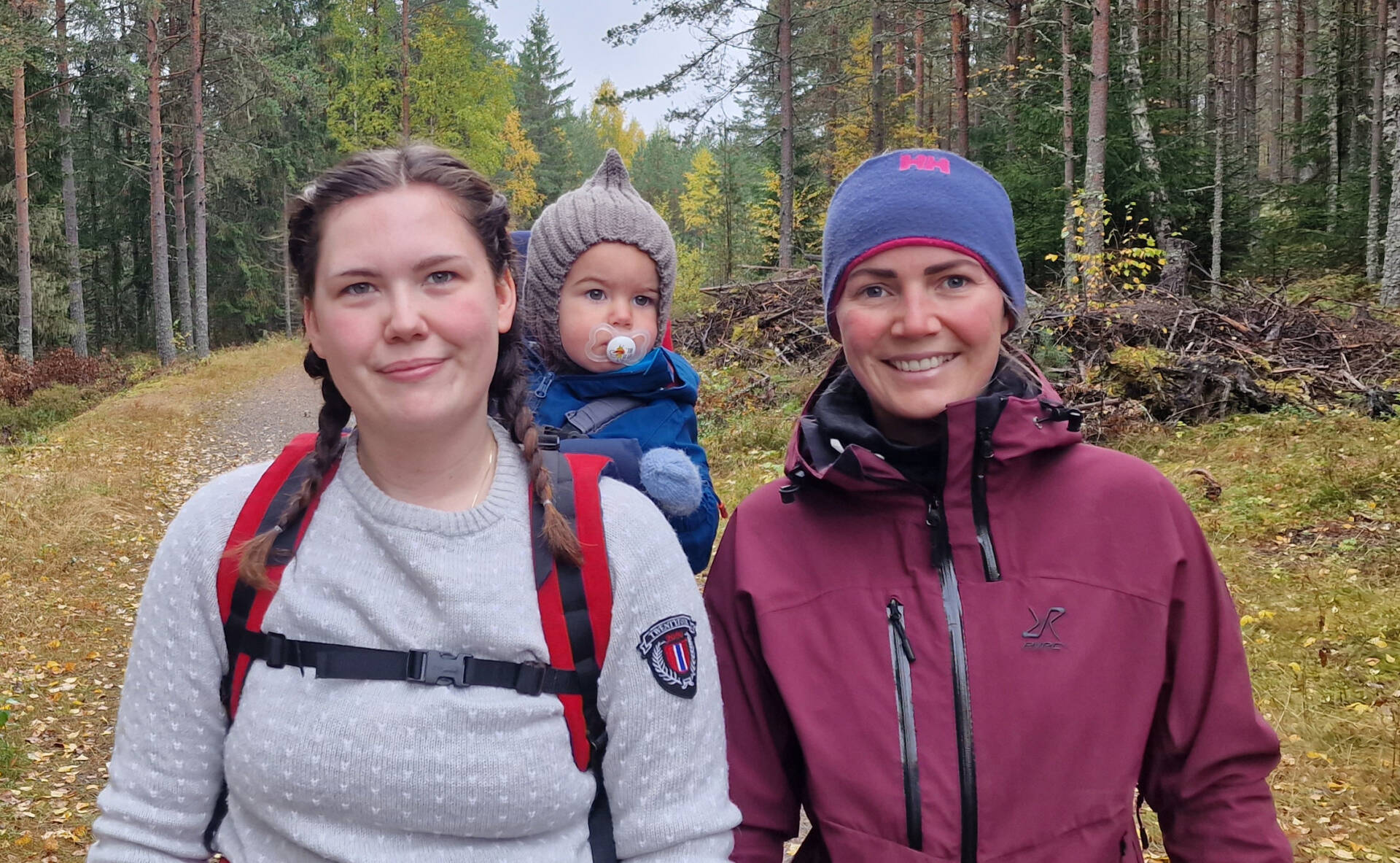 UT PÅ TUR: Renate Husebye tok med seg sønnen Oliver på ryggen, mens Anna Larsen hadde følge av sin firbeinte venn i Rosaløypa søndag. De var blant de rundt 70 deltakerne i årets Rosa sløyfe-aksjon.