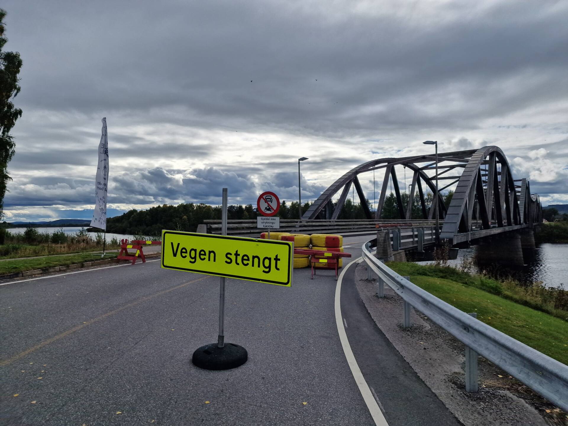 INGEN LØSNING I SIKTE: Flisa bru må forsterkes, og holdes stengt inntil det er gjort. Trolig vil det ta tid.