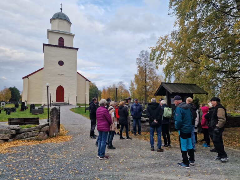 SISTE STORE: Søndagens arrangement er det siste store i Grue kirke i forbindelse med markeringsåret. Dette bildet ble tatt da Kjerkevegen ble offisielt åpnet. Denne gangen blir det konsert innendørs med Hamar Domkor.