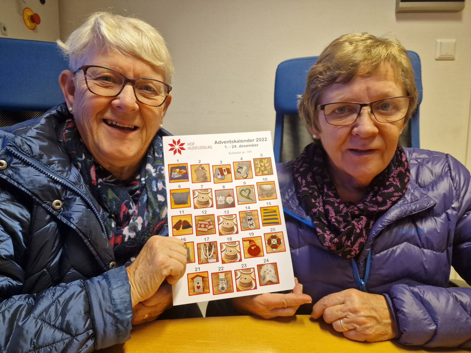 NYTT TILBUD: Hof Husflidslag lanserer i år sin egen adventskalender. Marit Midtsundstad (til venstre) og Mona Salberg kan allerede konkludere med at salget går svært bra.
