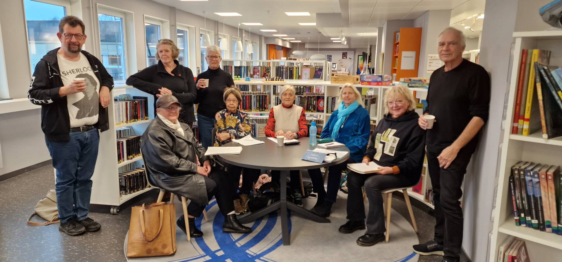 SKRIVEVERKSTED: Lars Ovlien, Åse Wisløff Nilssen, Kristin Haugen, Rigmor Eriksen, Winnie Lind, Liv Engom, Åse Blaadammen, Hilde Vrangshagen og Svein Axel Moen deltok på skriveverkstedet om virkelighetslitteratur. Foto: Venkah Gjermundsen.