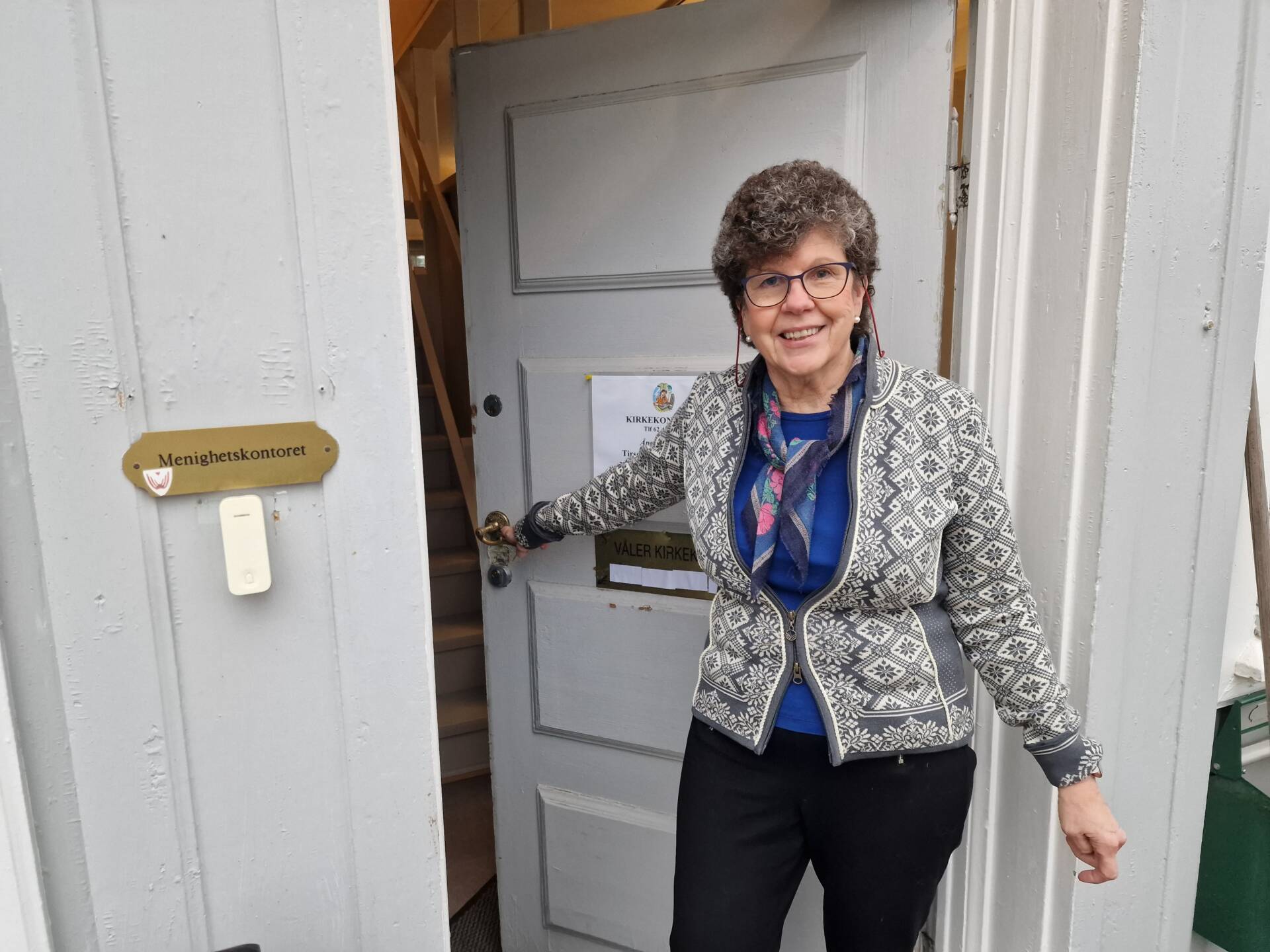 LUKKER SNAR DØRA: Marit Helene Kilen (64) blir på nyåret pensjonist fra jobben som kirkeverge i Våler. Nå søker Vålerkirken etter hennes etterfølger.