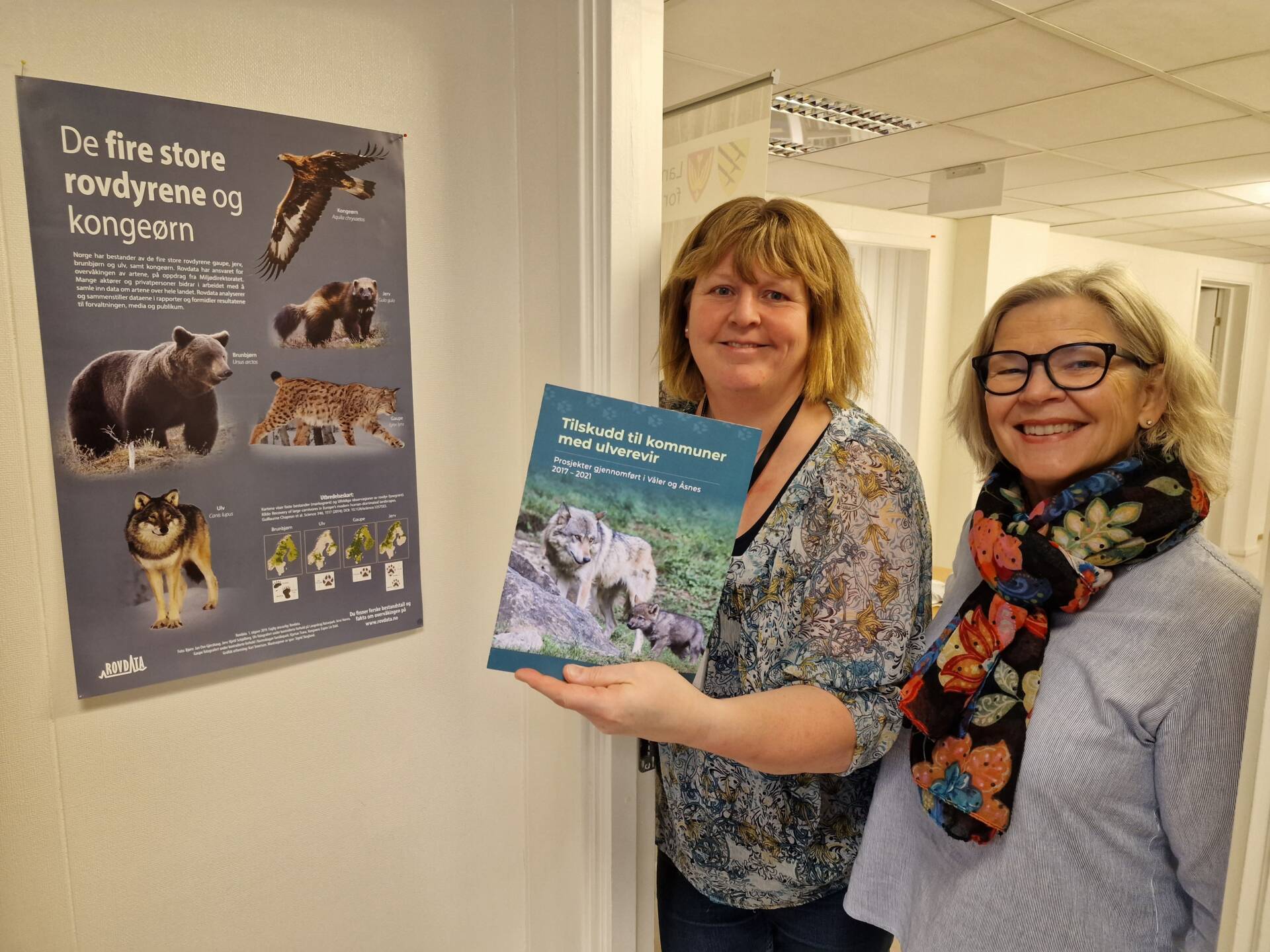 RAPPORT: Denne rapporten viser hva «ulvepengene» har gått til i Våler og Åsnes. Pia Knøsen Lund (til venstre) og Anne Kristine Rossebø ved landbrukskontoret vor Våler og Åsnes håper på ny runde med tilskuddsordningen.