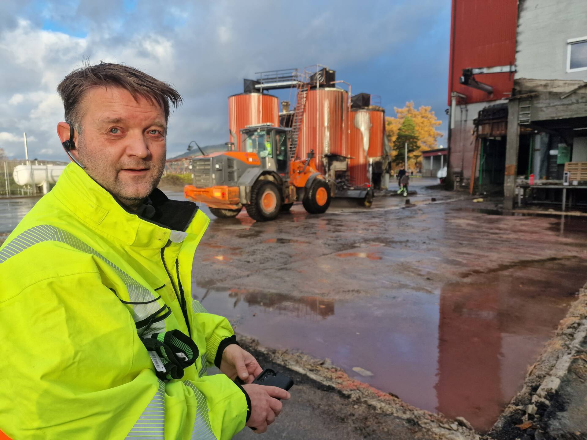 KAN SNART BYGGE: Brannruinene er revet, og området rundt snart ferdig kostet. Daglig leder ved Fiskå Mølle Flisa, Ørjan Bue, tror det nye anlegget kan være klart til prøvekjøring allerede før jul.