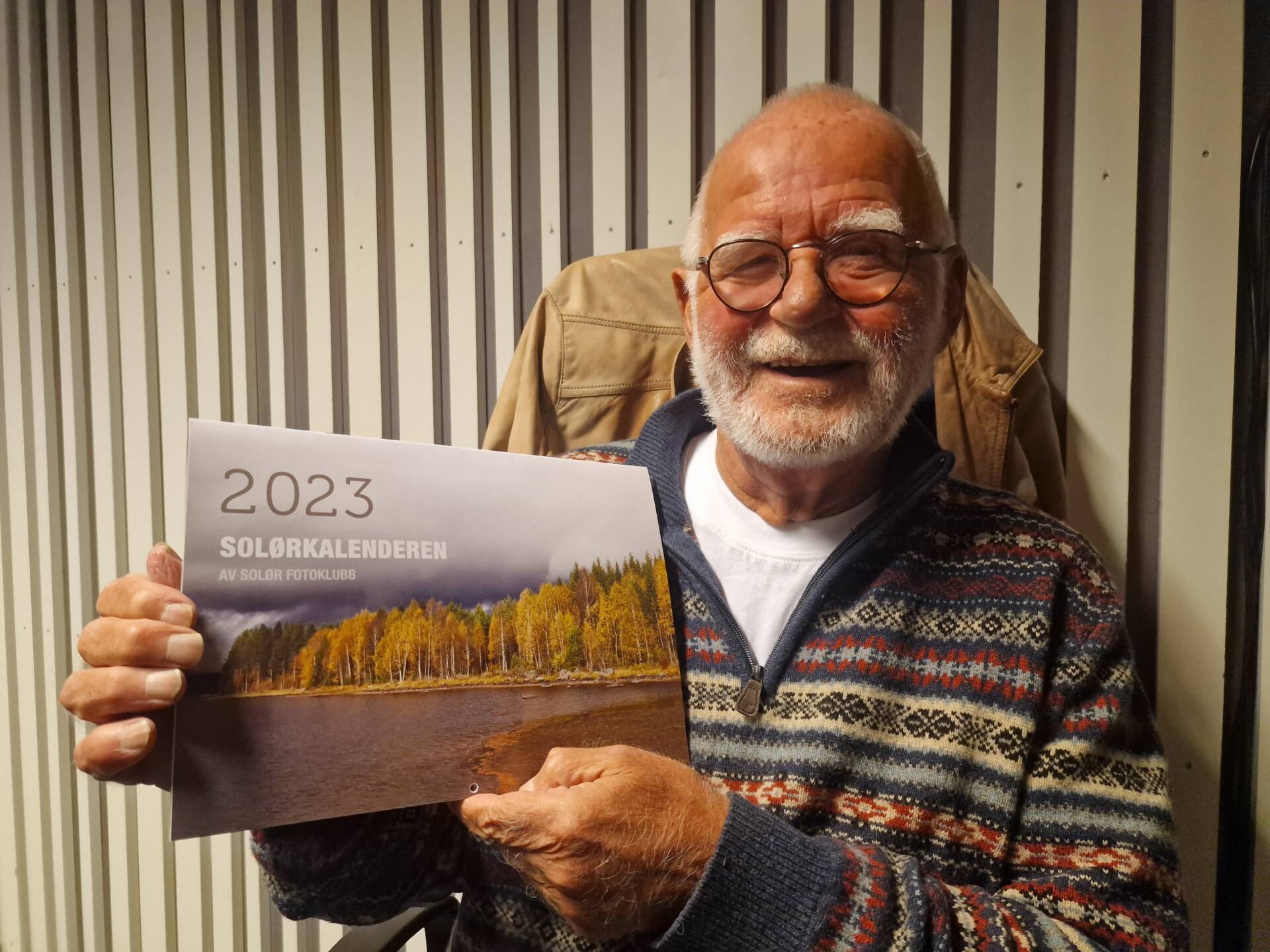 KLAR FOR MARKEDET: Solørkalenderen for 2023 er klar fra Solør Fotoklubb. Leder i klubben, Svein Sjølli, håper folk tar godt i mot kalenderen.