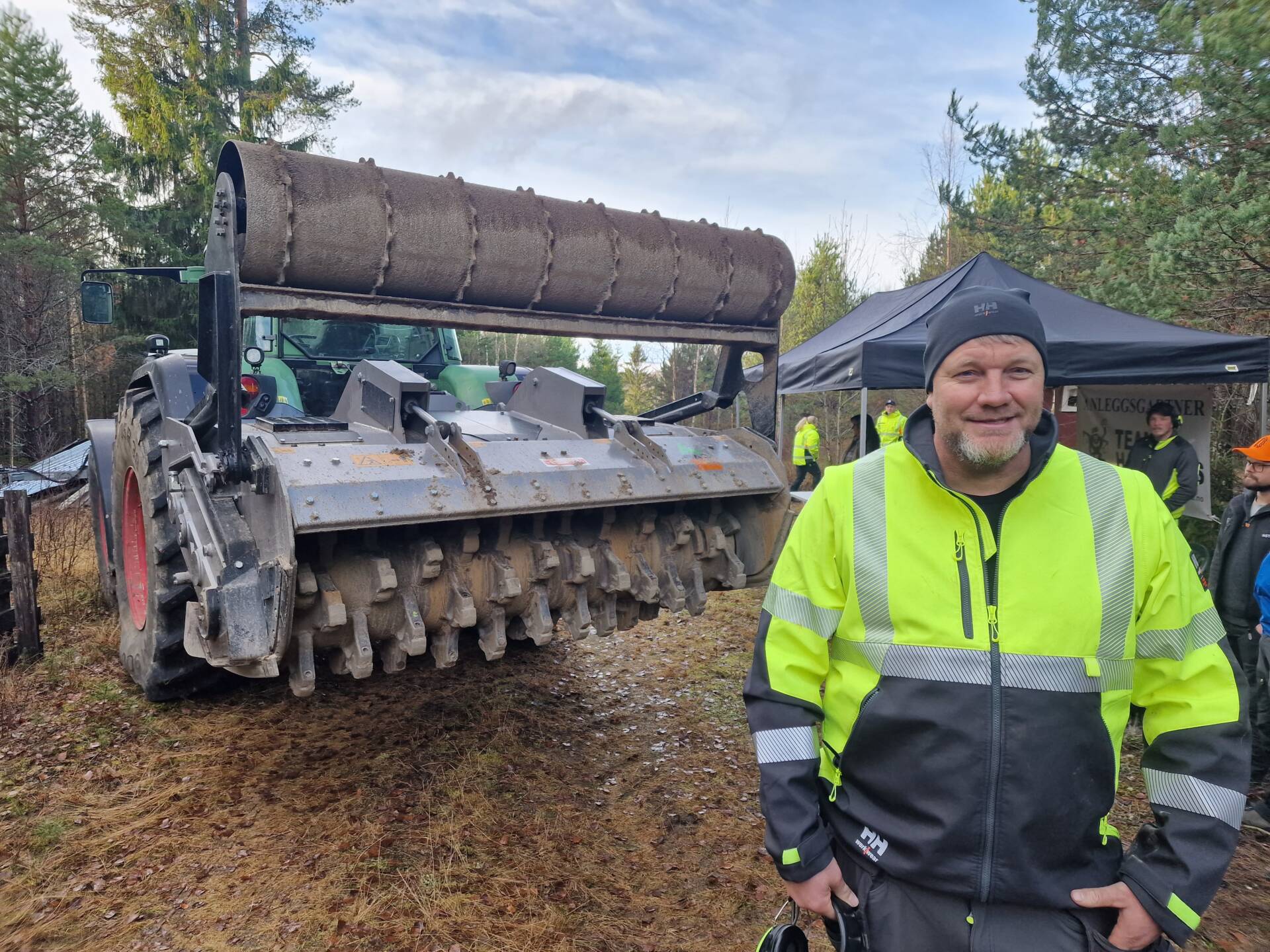 TRAKTORMONTERT: Denne vegfresen henter opp igjen gammel grus, og gjenbruker massene som har forsvunnet med tiden. Tryggvi Tryggvason i Anleggsgartner Team Hardhaus demonstrerte metoden på en skogsbilveg ved Sjølivegen.