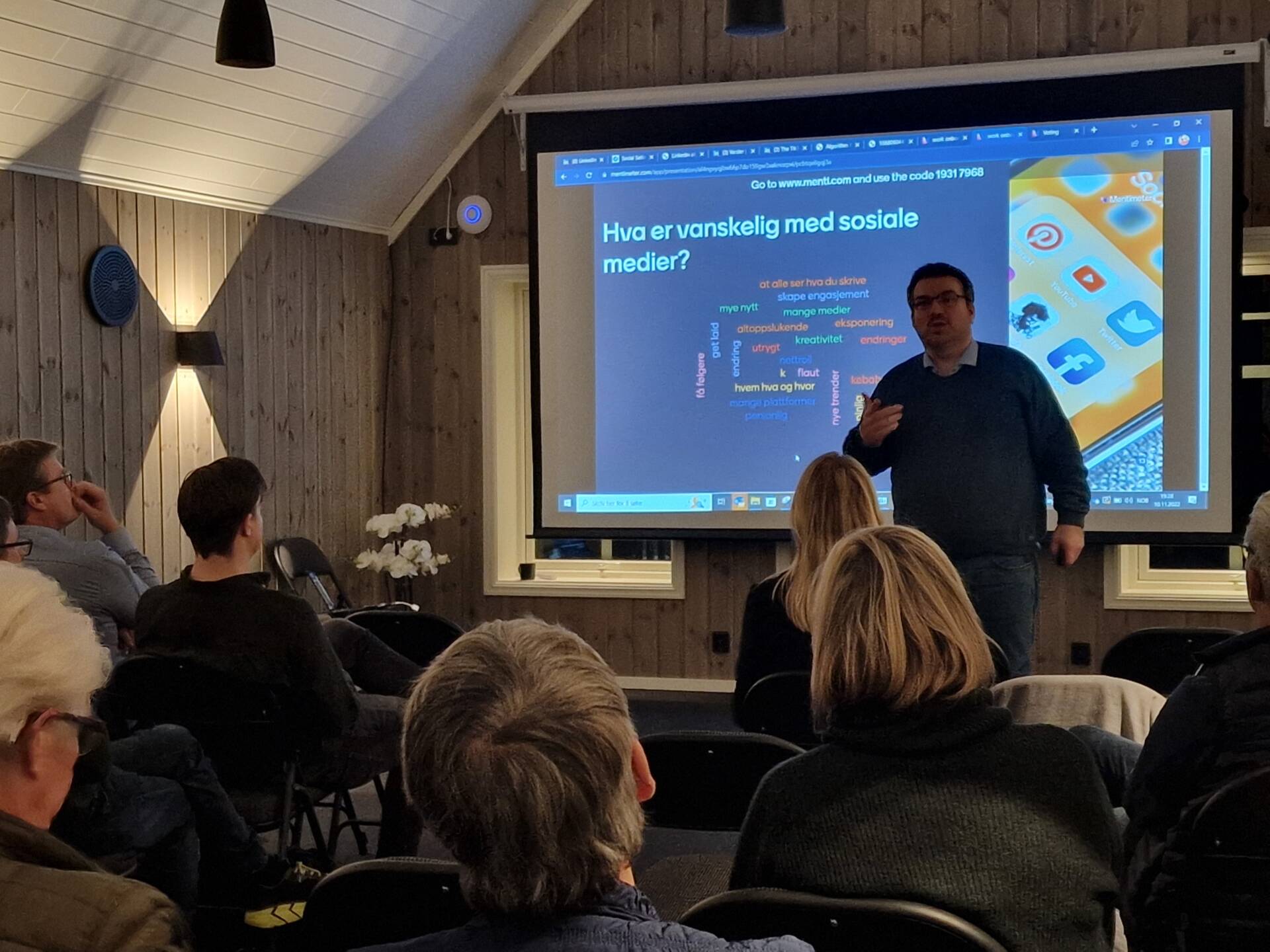 FORTALTE: Robert Bekkesletten fra Guru Utvikling ga de fremmøtte en innføring i siste nytt på sosiale medier.