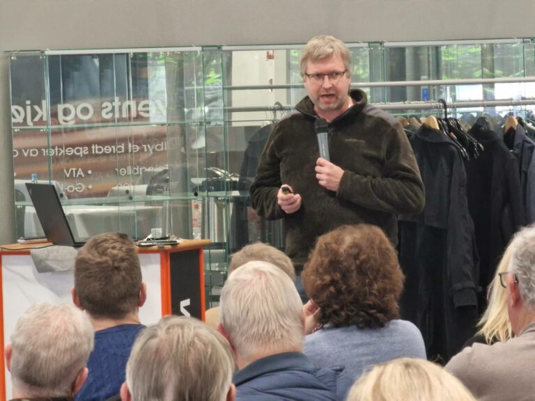 SIRKULÆRE SOLØR: Fabrikksjef ved Forestia på Braskereidfoss, Espen Svenneby, fortalte engasjert om Sirkulære Solør og mulighetene som ligger i samarbeid mellom aktørene.