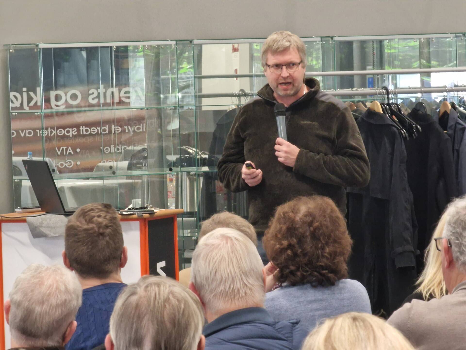 SIRKULÆRE SOLØR: Fabrikksjef ved Forestia på Braskereidfoss, Espen Svenneby, fortalte engasjert om Sirkulære Solør og mulighetene som ligger i samarbeid mellom aktørene.
