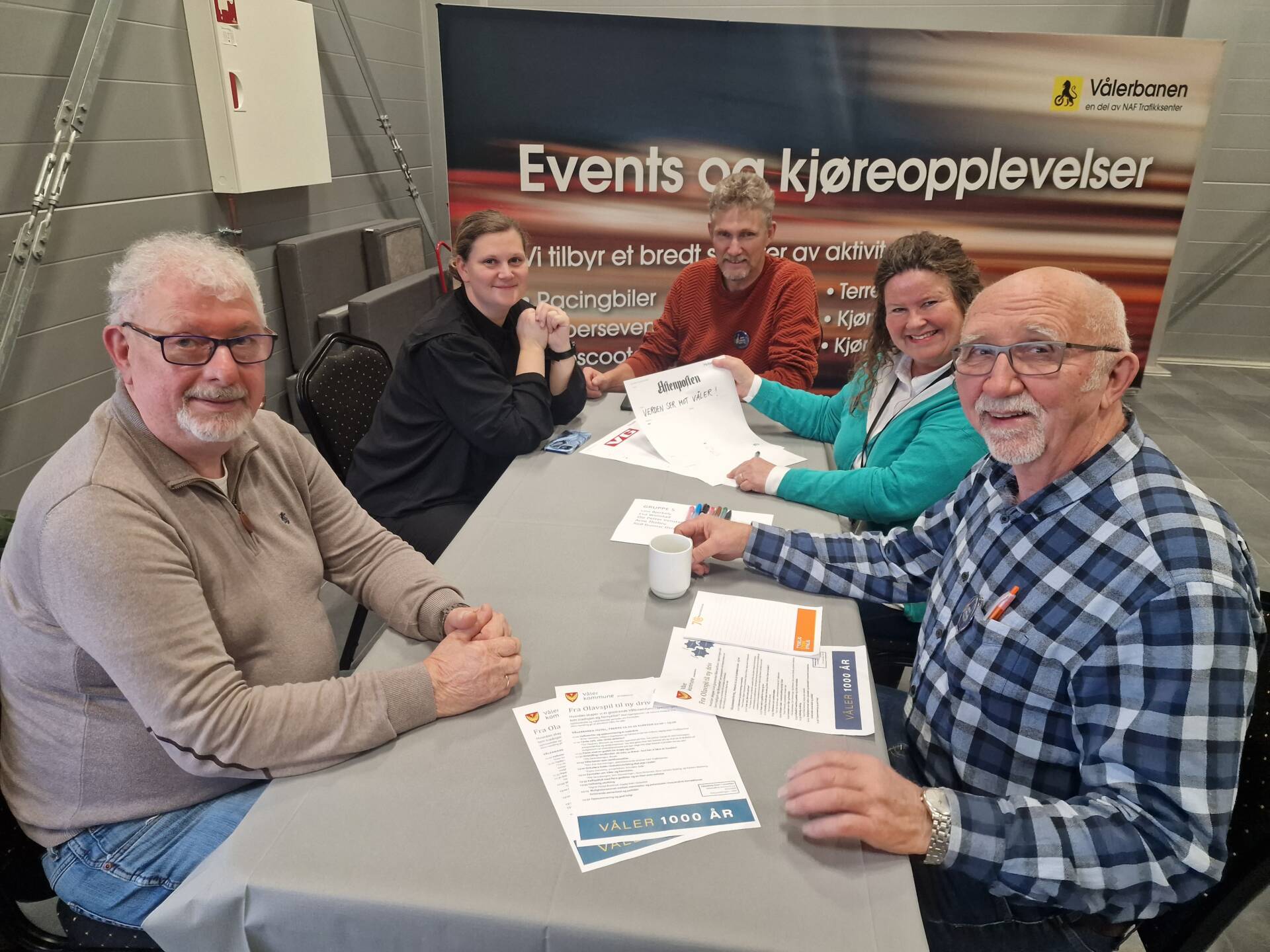 LAGDE AVISFORSIDE: Rolf Gunnar Osrønningen (fra venstre), Line Bjerkely, Ingar Troøyen, Eva Øiseth Wenstad og Arne Thobru jobbet frem en avisforside fra 2026. Her ble de eldre som ressurs fremhevet.