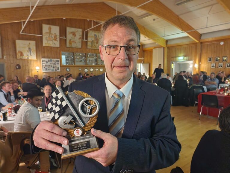 ÅRETS FUNKSJONÆR: Håvard Udnæseth mottok den gjeve prisen som årets funksjonær under årsfesten til KNA Solør Motorsport.