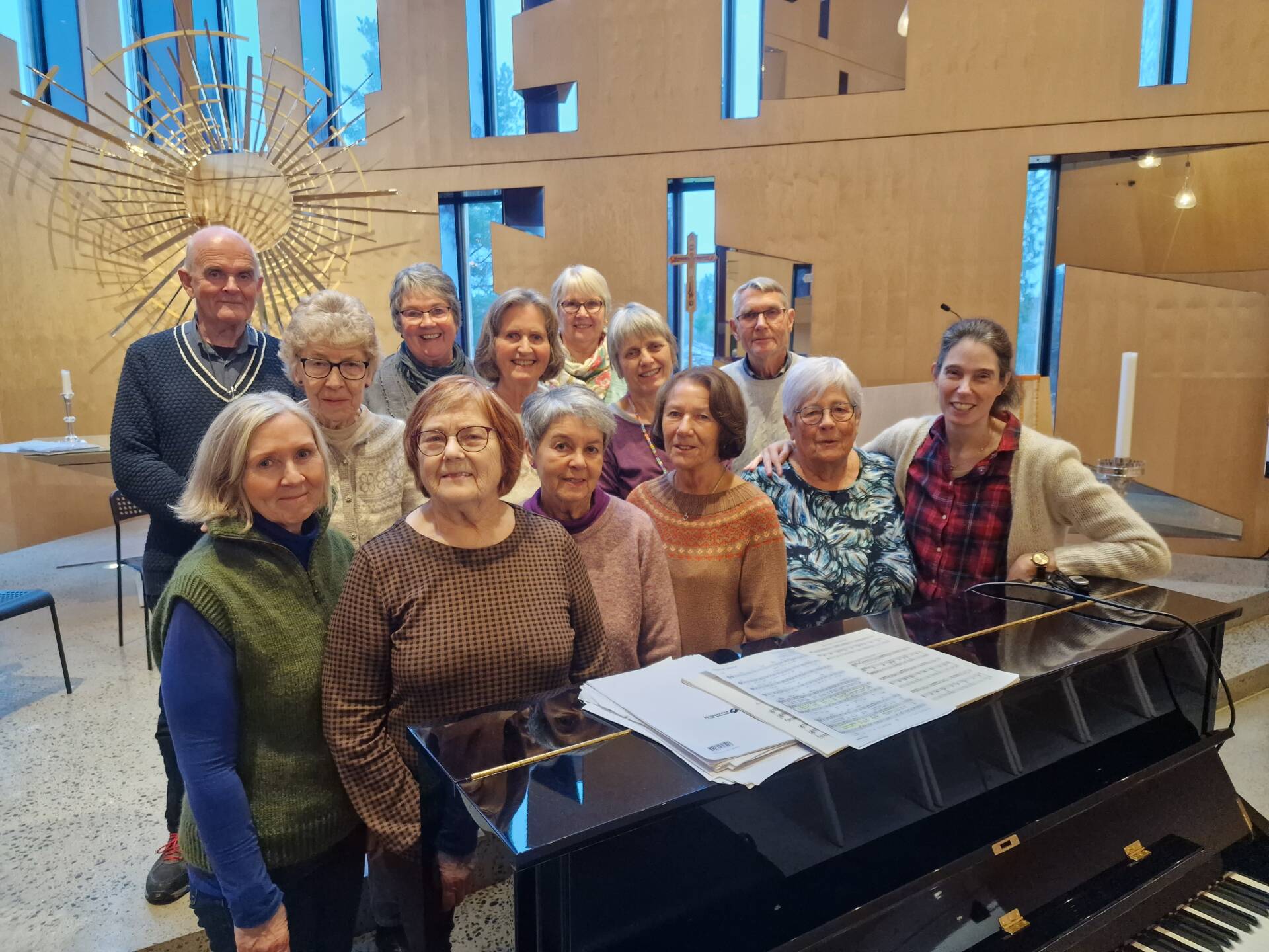 HAR PLASS TIL FLERE: Våler seniorkor øver hver mandag i Våler kirke, og tar gjerne i mot flere korsangere. For tiden teller koret 13 damer og 3 karer. Sistnevnte vil de gjerne ha flere av.