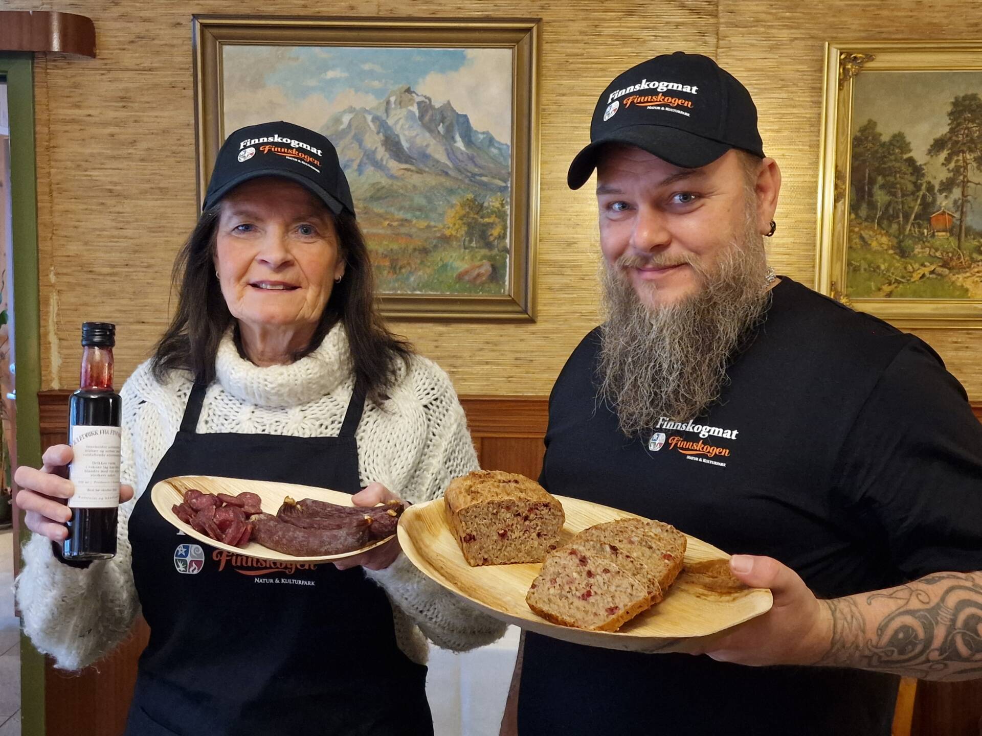 NYE PRODUKTER: Finnskogmat er aktuelle med tre nye produkter, som ble lansert på Victoria Hotell nylig. Merete Furuberg og Roger Nabben har stor tro på produktene.